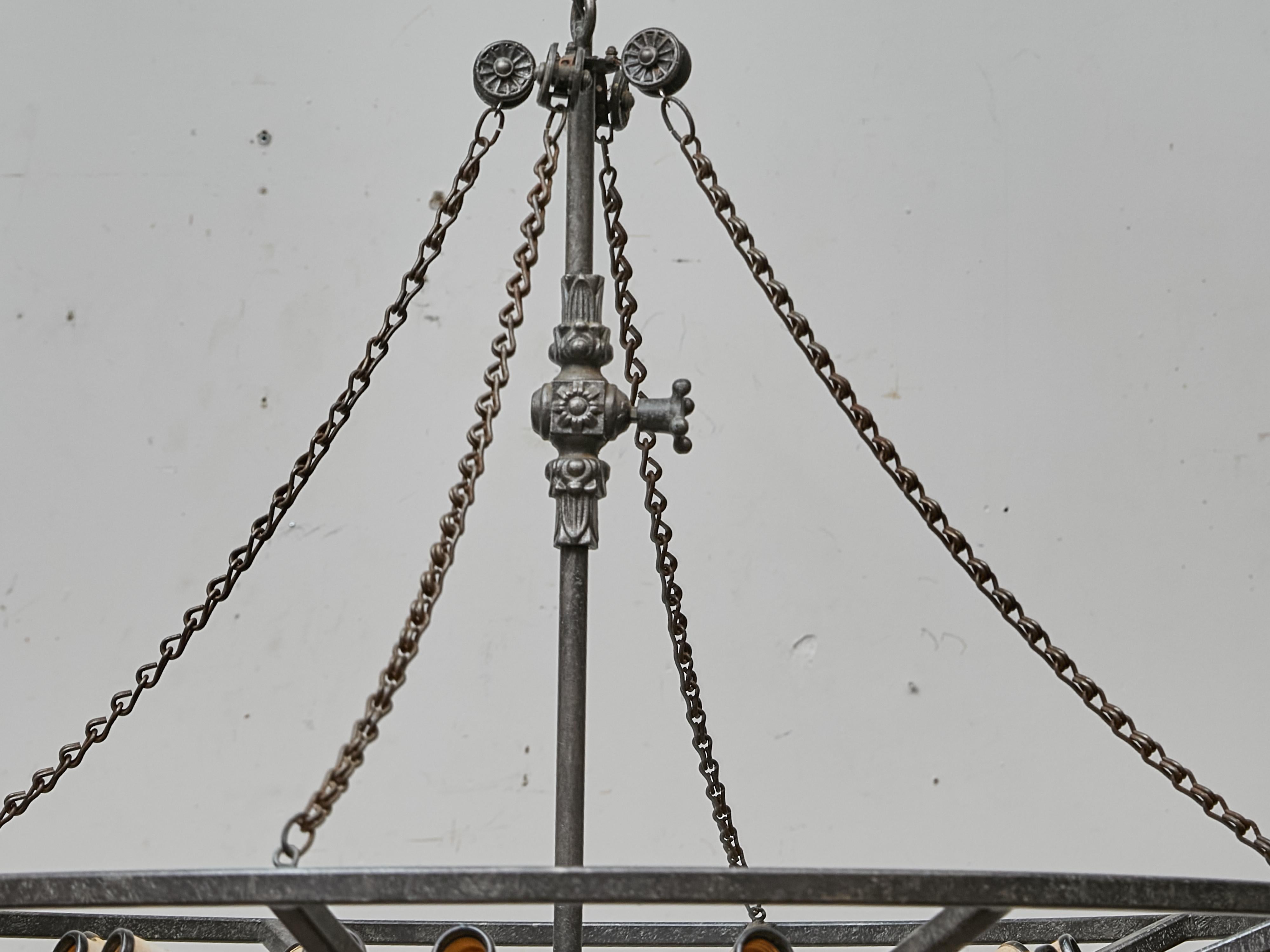 Ferro Grande lampadario industriale francese in ferro a 12 luci, 1920 circa - US wired in vendita