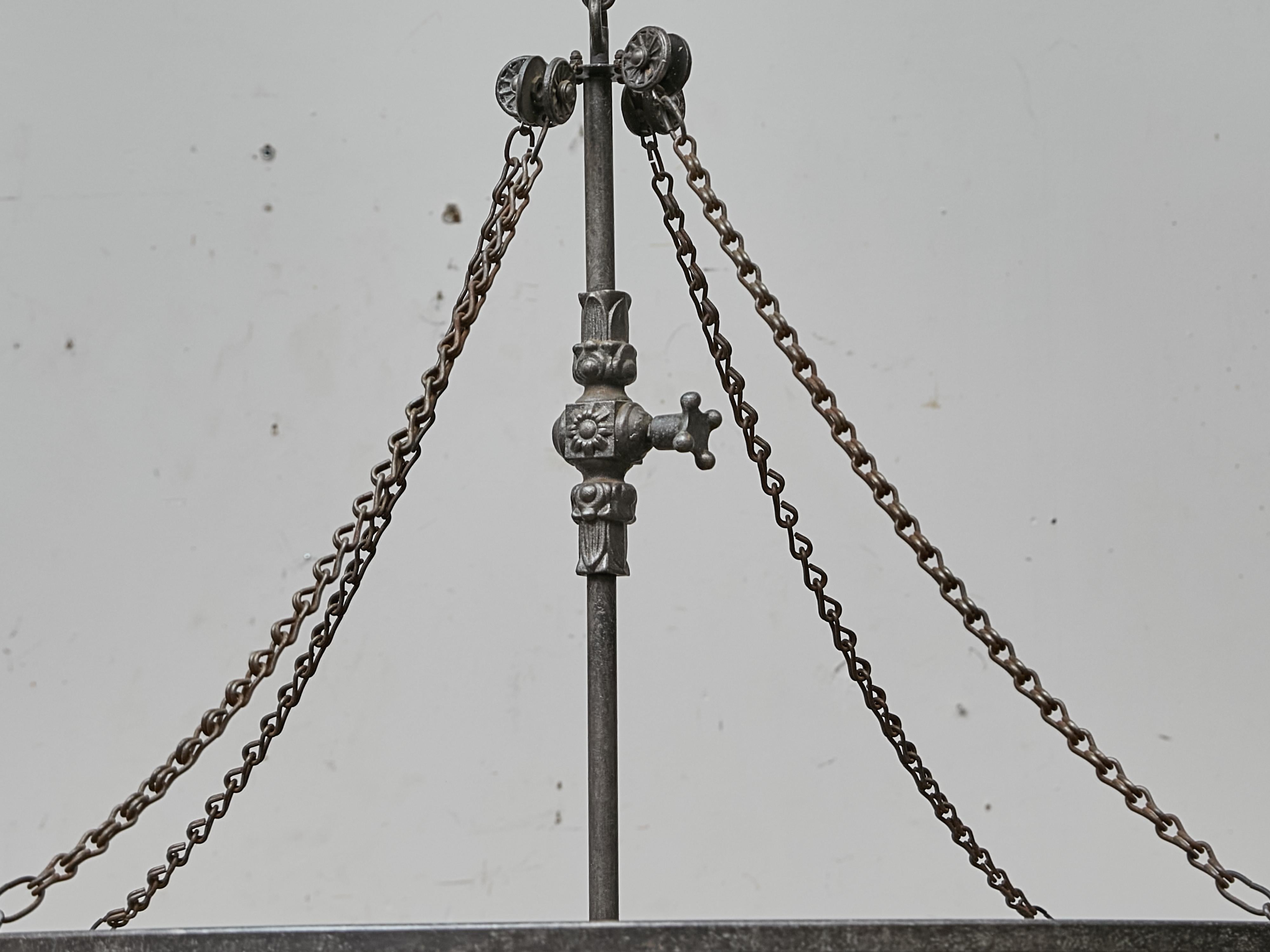 Grande lampadario industriale francese in ferro a 12 luci, 1920 circa - US wired in vendita 1