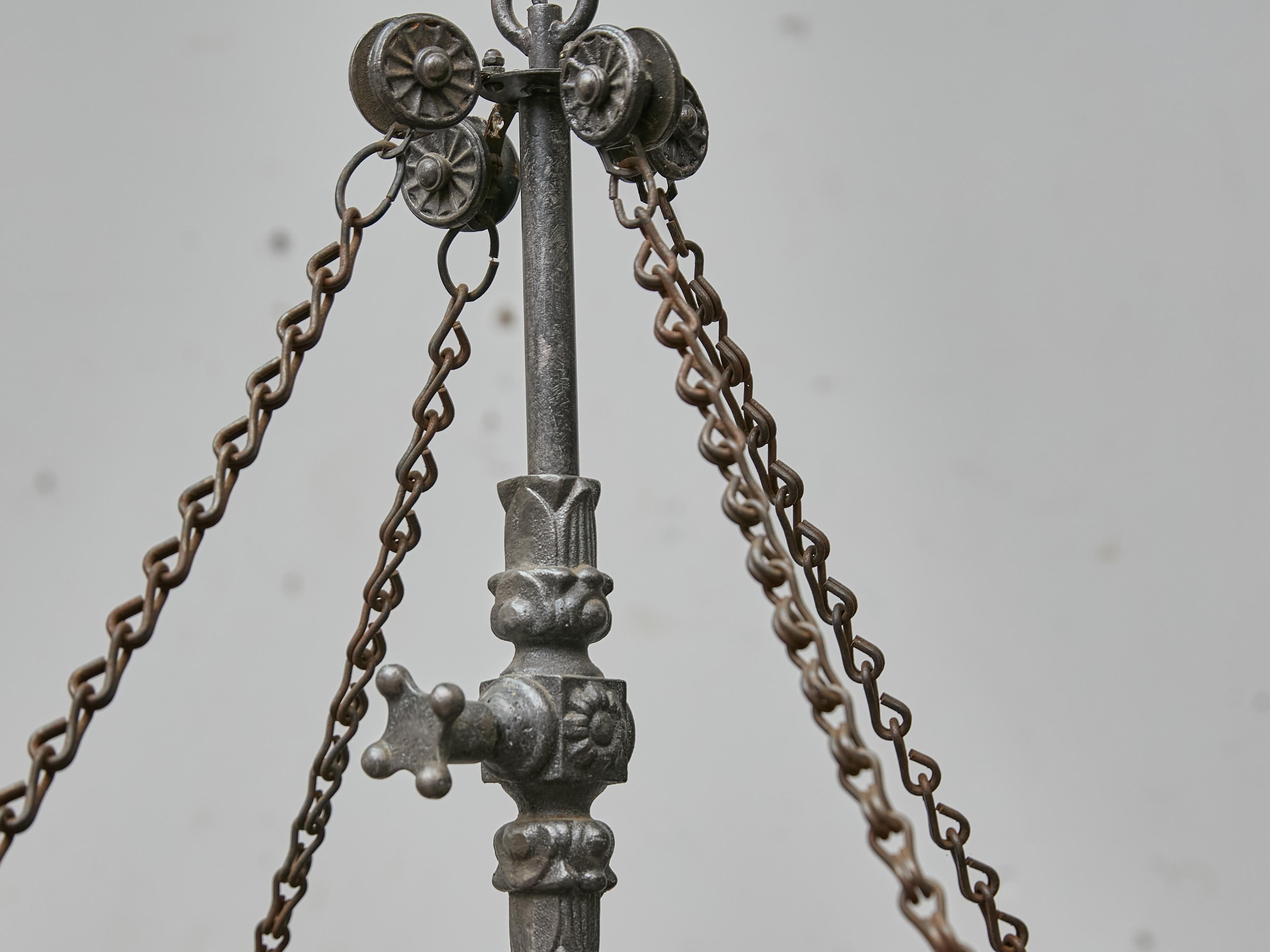 Grande lampadario industriale francese in ferro a 12 luci, 1920 circa - US wired in vendita 2