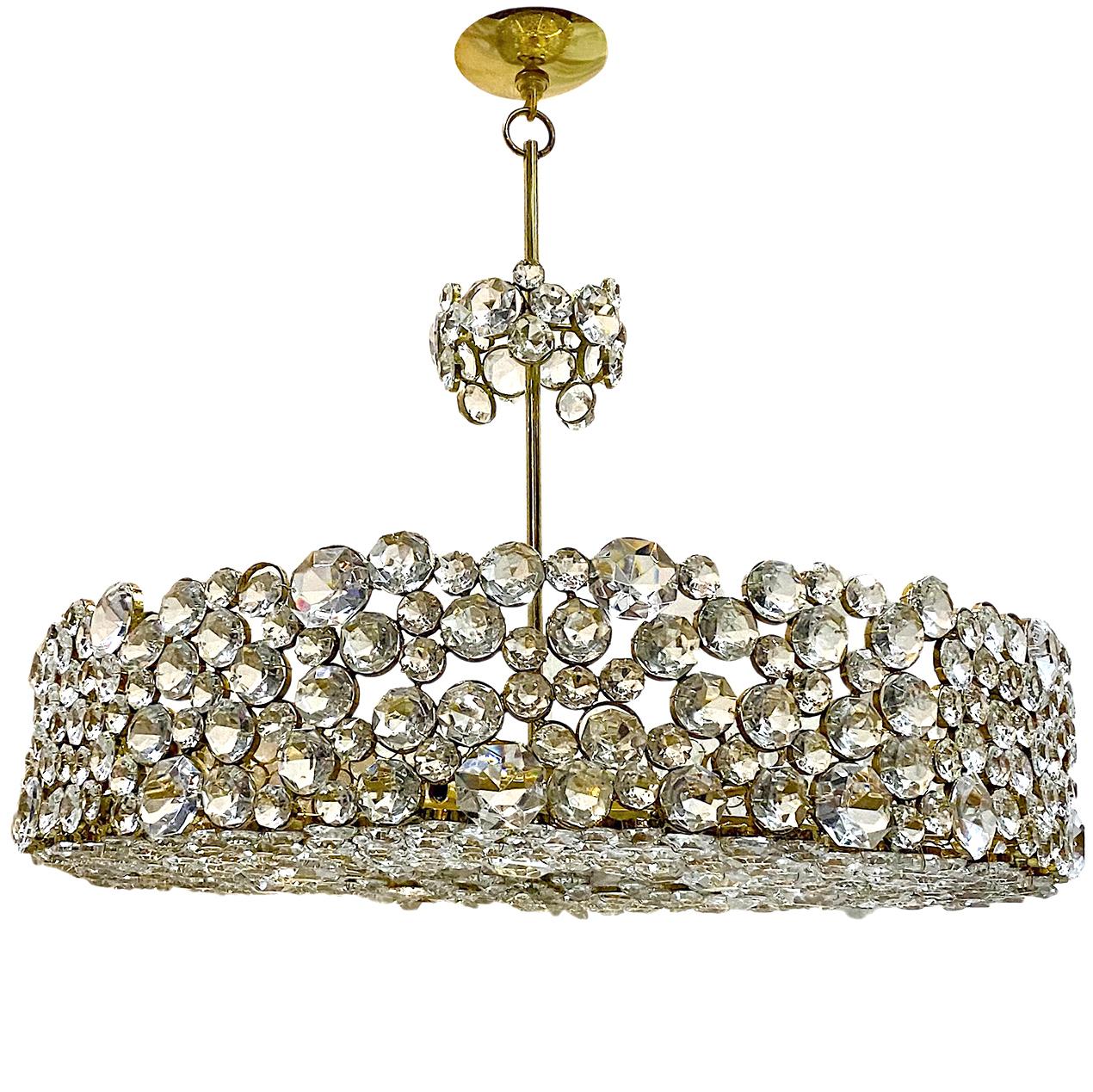 Lampadario francese in bronzo dorato e cristallo incastonato del 1960 circa con sei luci interne.

Misure:
Caduta di corrente (regolabile): 30