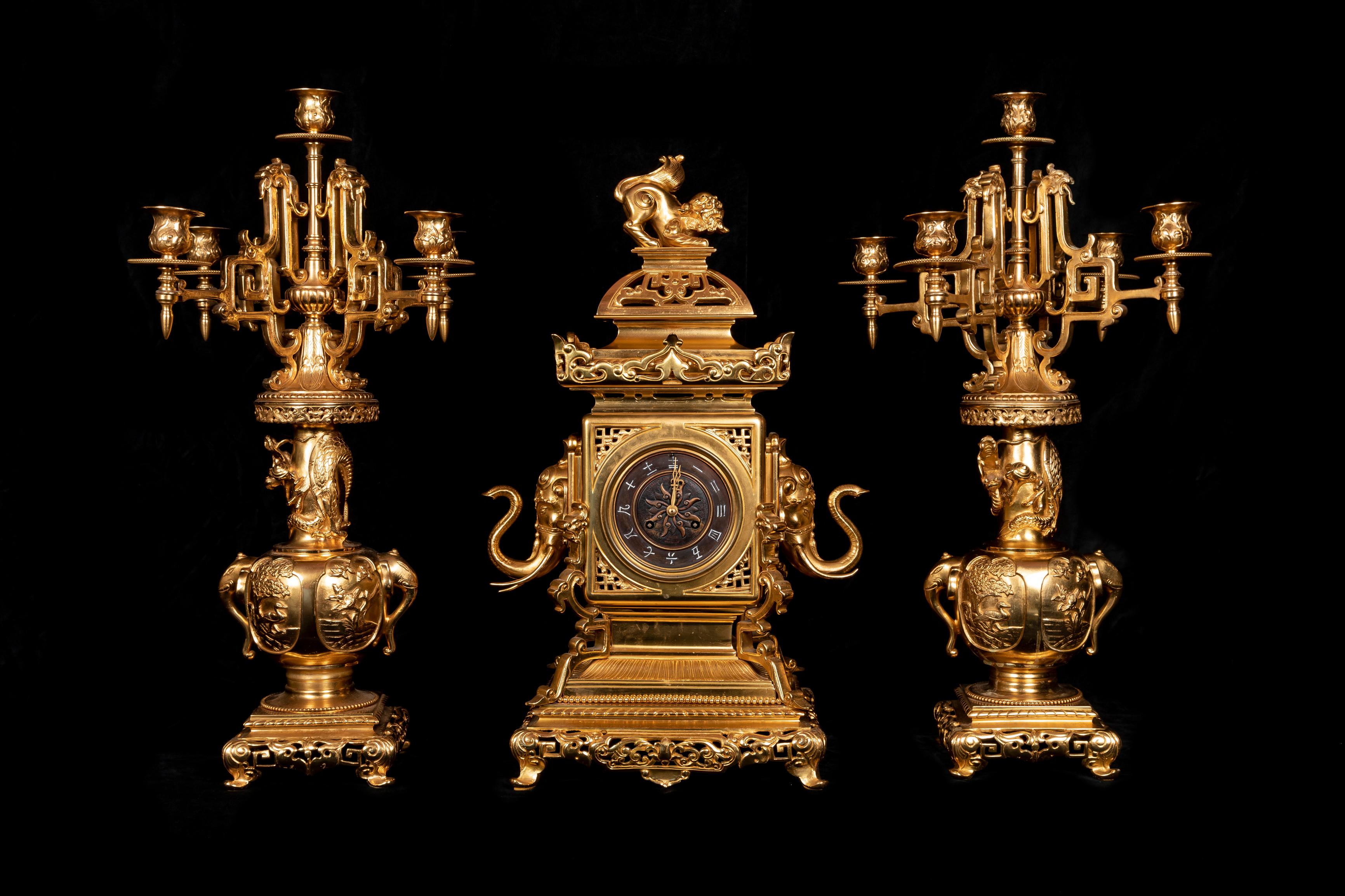 Un magnifico e finemente fuso palazzo e molto grande orologio da guarnitura in ormolu del XIX secolo francese attribuito a Edouard Lievre. Questo straordinario set di orologi estremamente unico, ispirato al movimento Japonisme che ha attraversato la