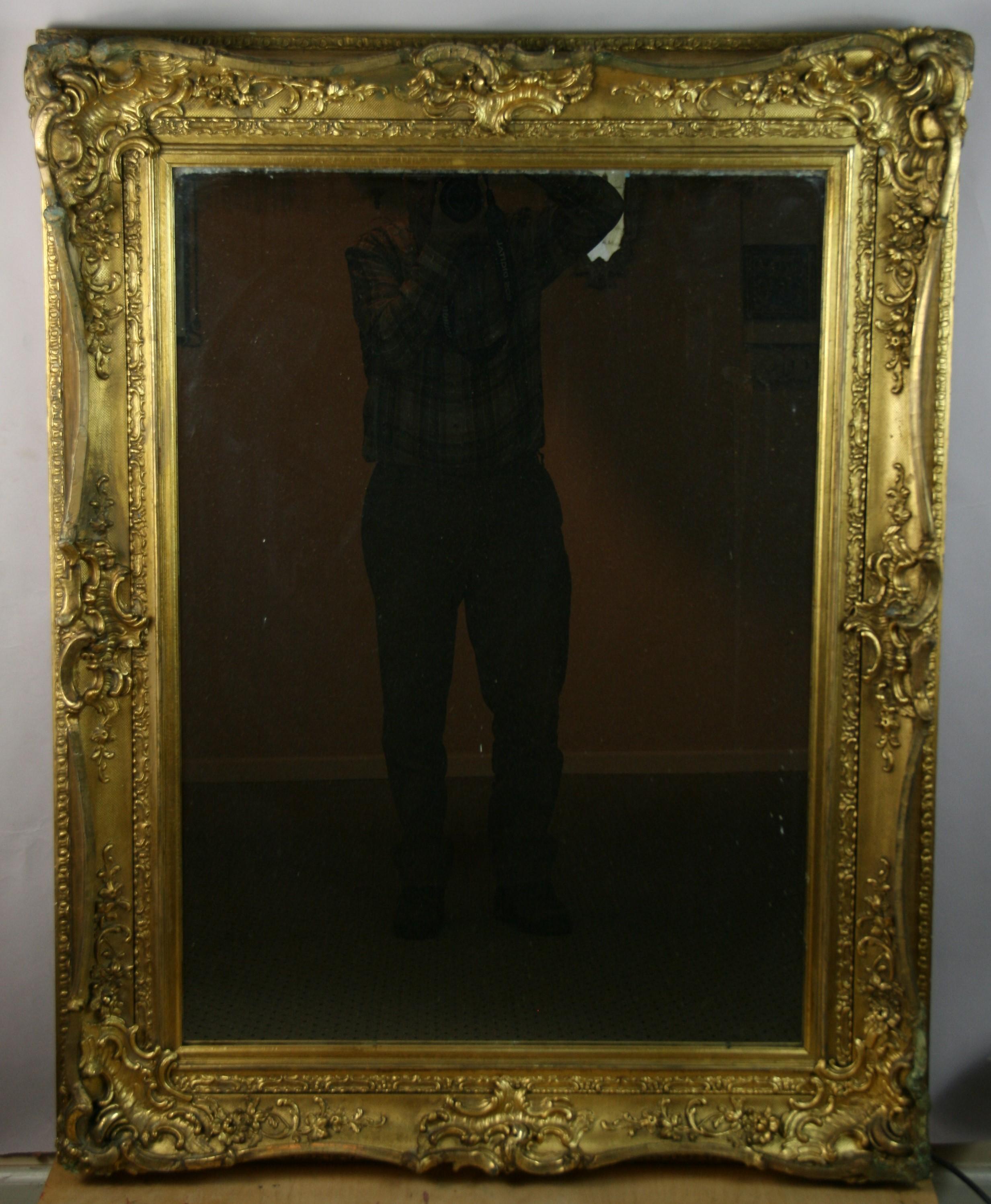 8-127 miroir en bois sculpté et gesso très détaillé
À un moment donné, le miroir a été remplacé par un nouveau miroir.