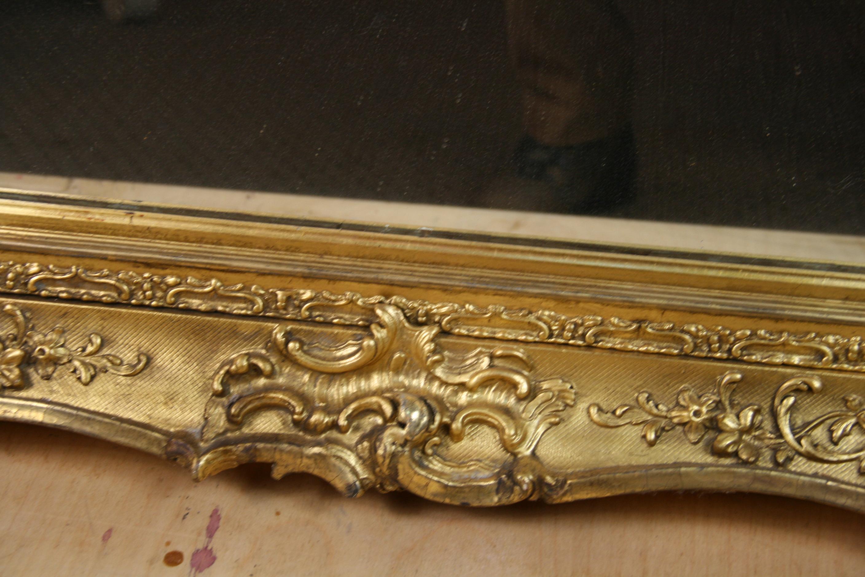 Grand miroir français de la fin du XIXe siècle en bois doré en vente 2