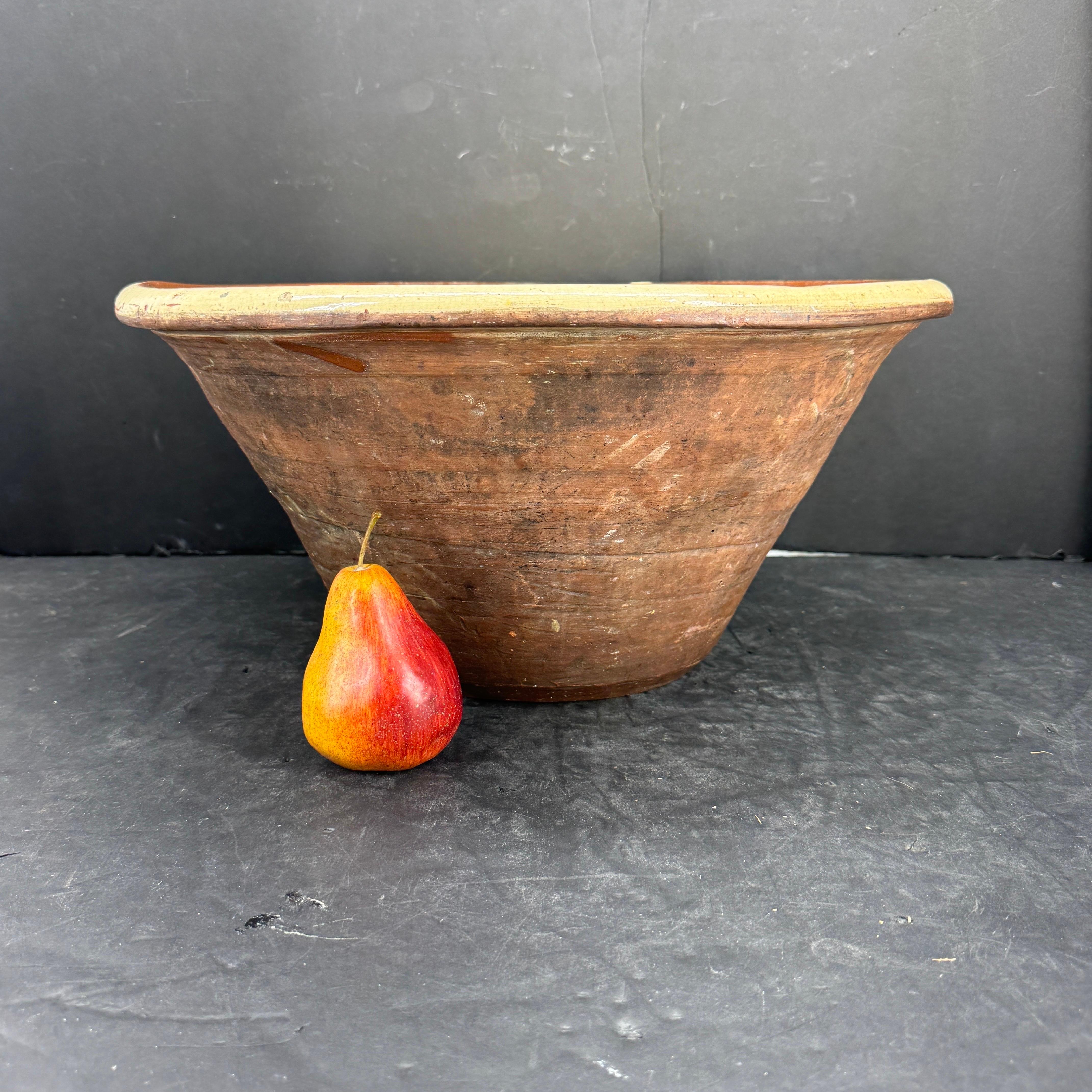 Coupe à confit en tian du 19e siècle. Ces bols étaient traditionnellement utilisés dans la préparation de plats français populaires, mais aujourd'hui ils sont souvent utilisés de manière très fonctionnelle pour les fruits et les légumes sur un