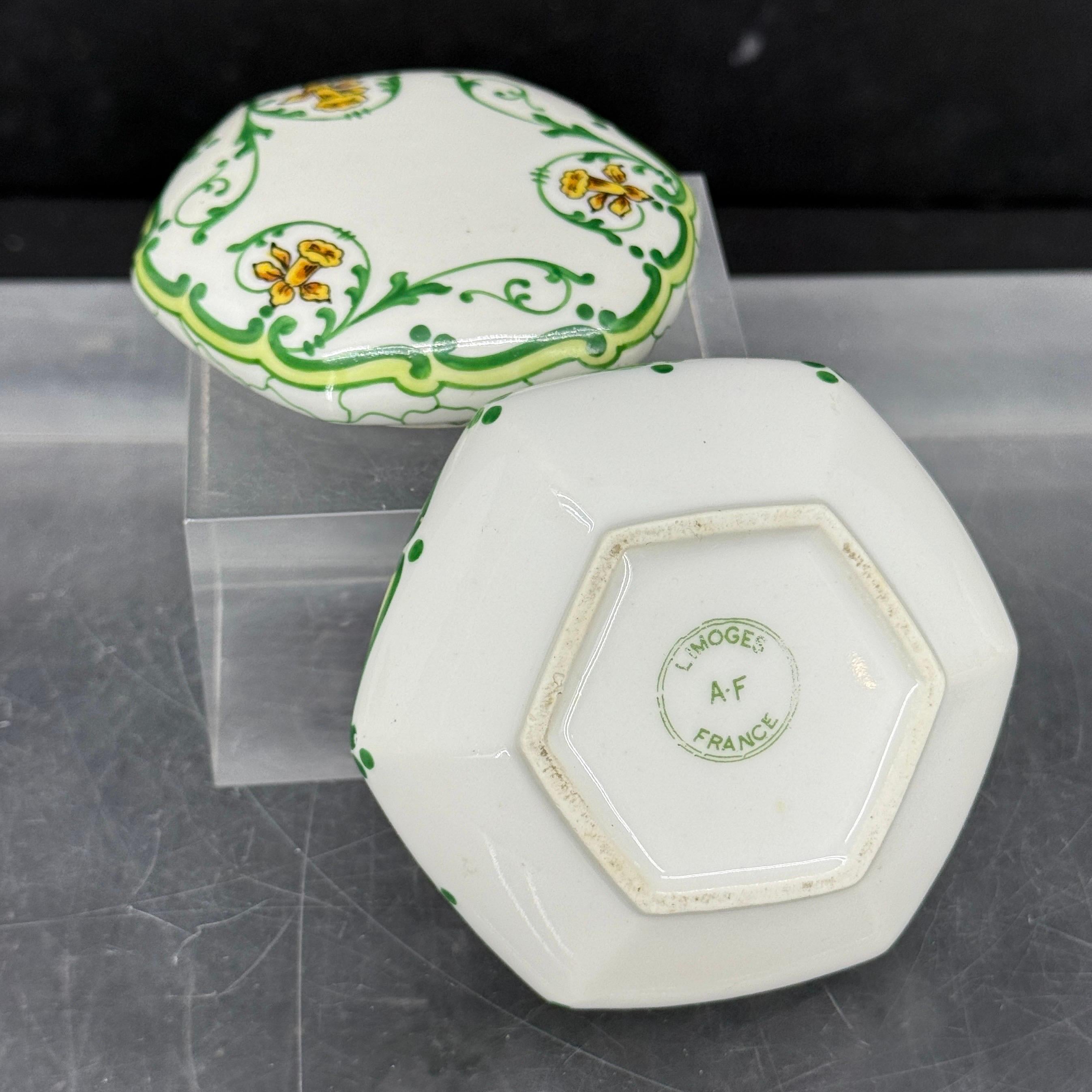 Scatola rotonda francese Limoges floreale di grandi dimensioni con coperchio in vendita 5