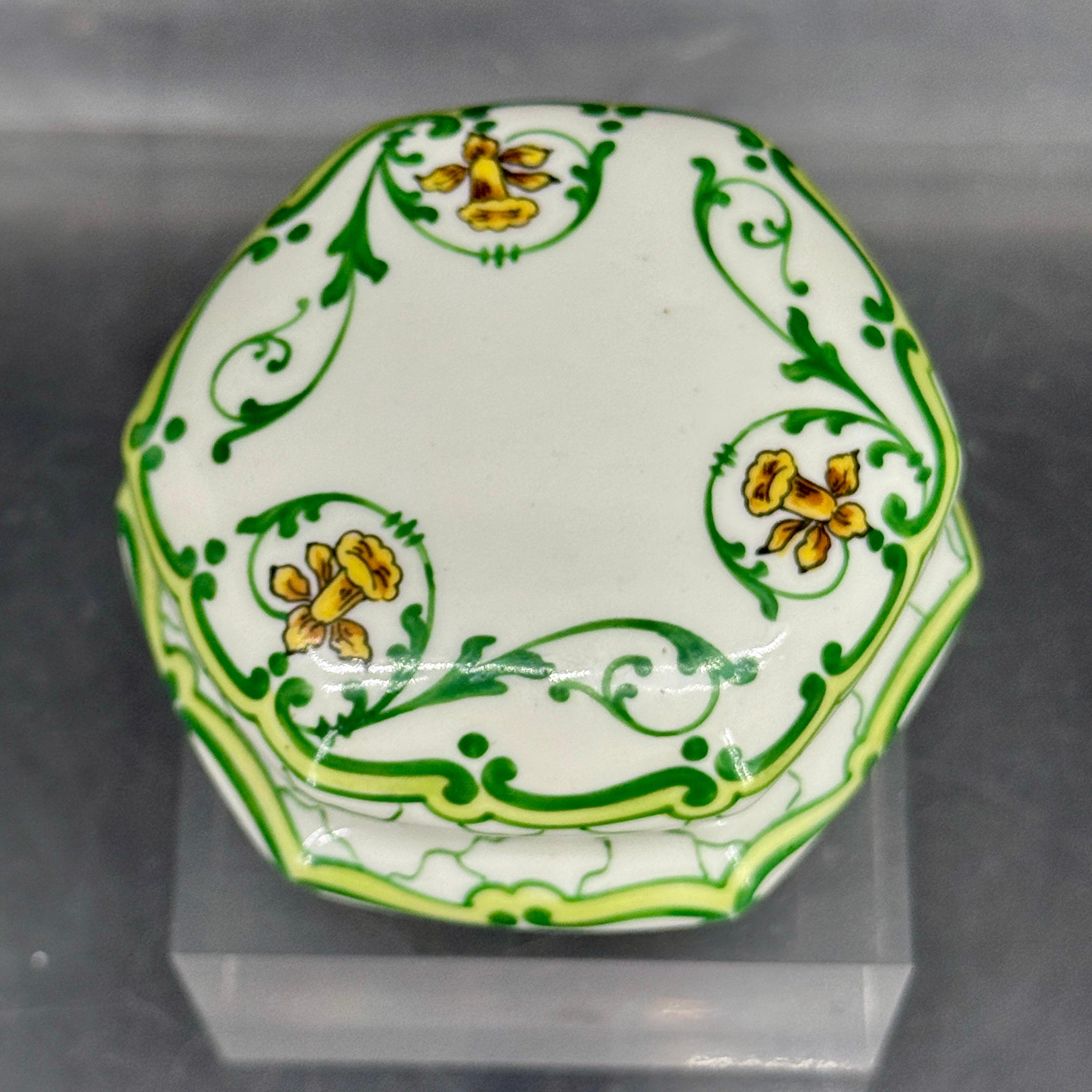 Come trovato a Parigi, un'impressionante scatola di Limoges dipinta a mano con coperchio rimovibile. I colori di questa scatola sono fantastici: verde, giallo e bianco.  La parte inferiore della scatola reca la scritta Limoges France. Questa scatola