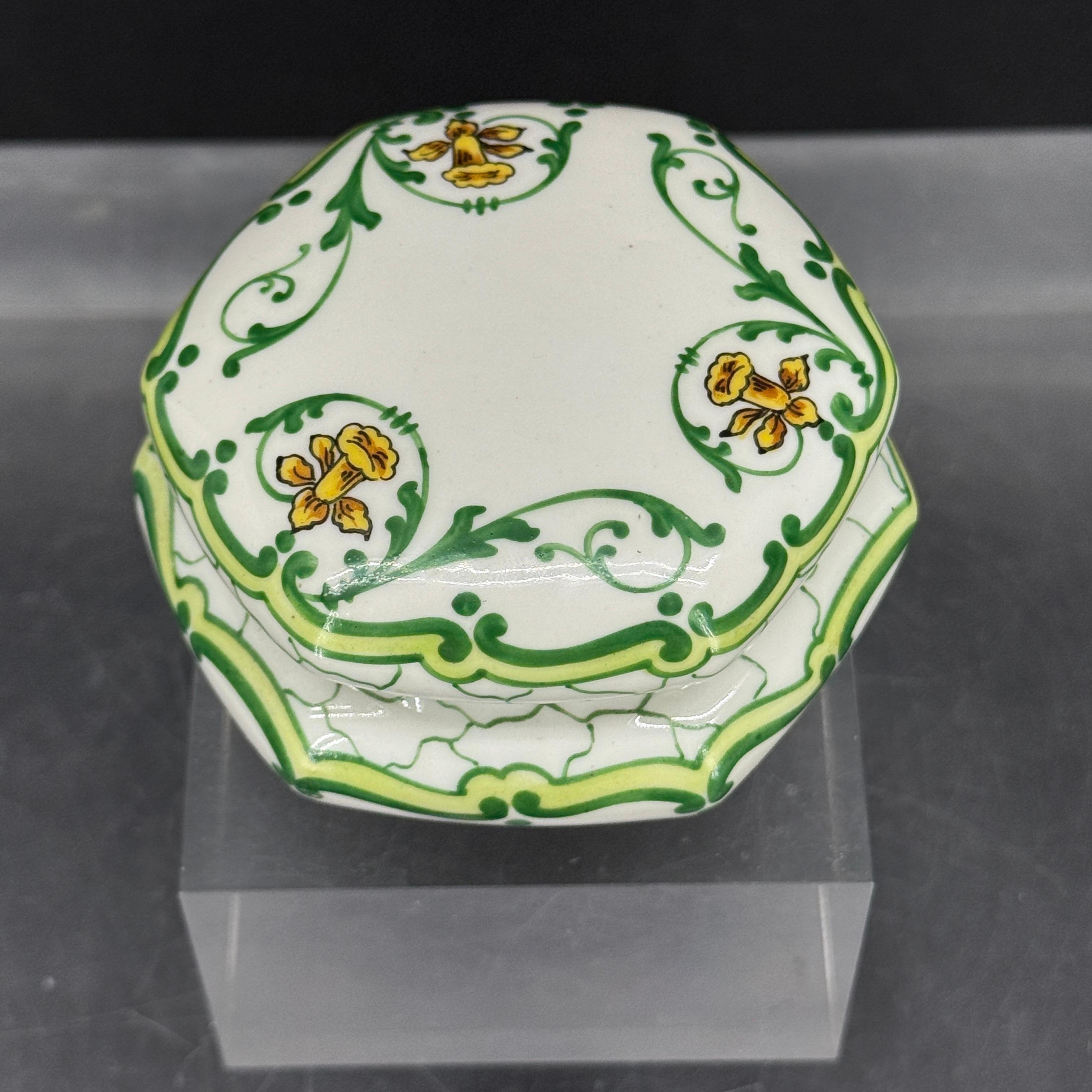 Stile provenzale Scatola rotonda francese Limoges floreale di grandi dimensioni con coperchio in vendita