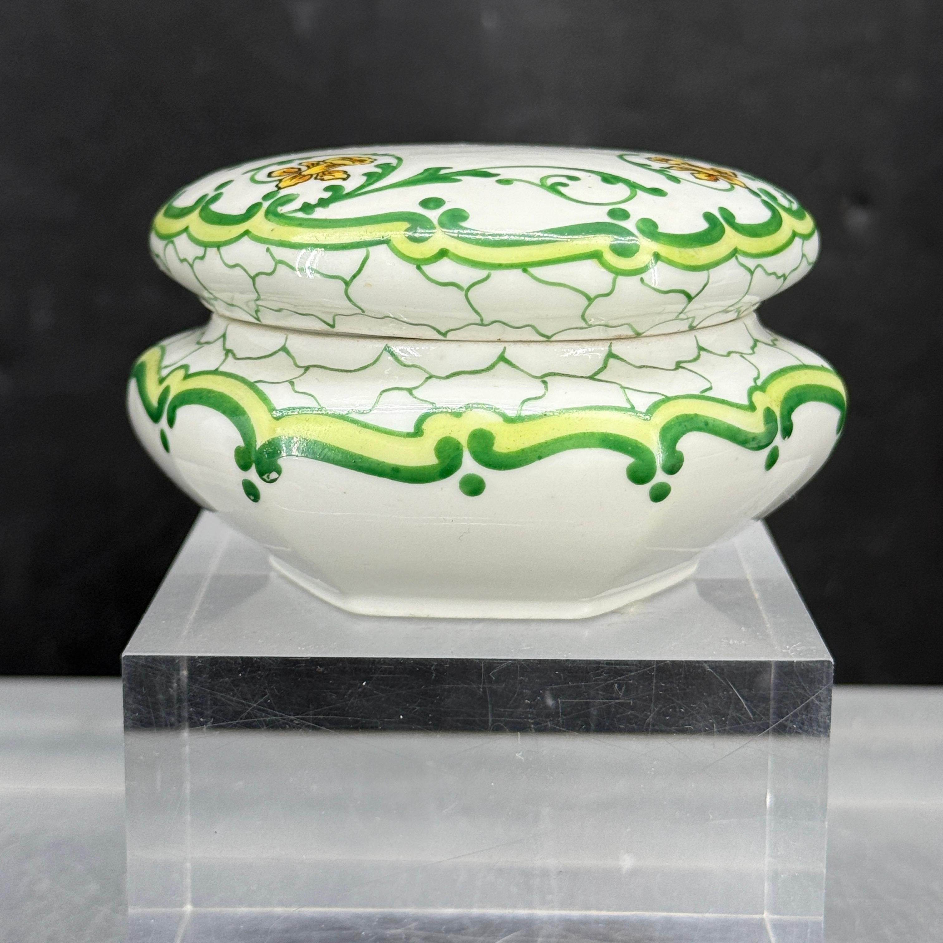 Francese Scatola rotonda francese Limoges floreale di grandi dimensioni con coperchio in vendita