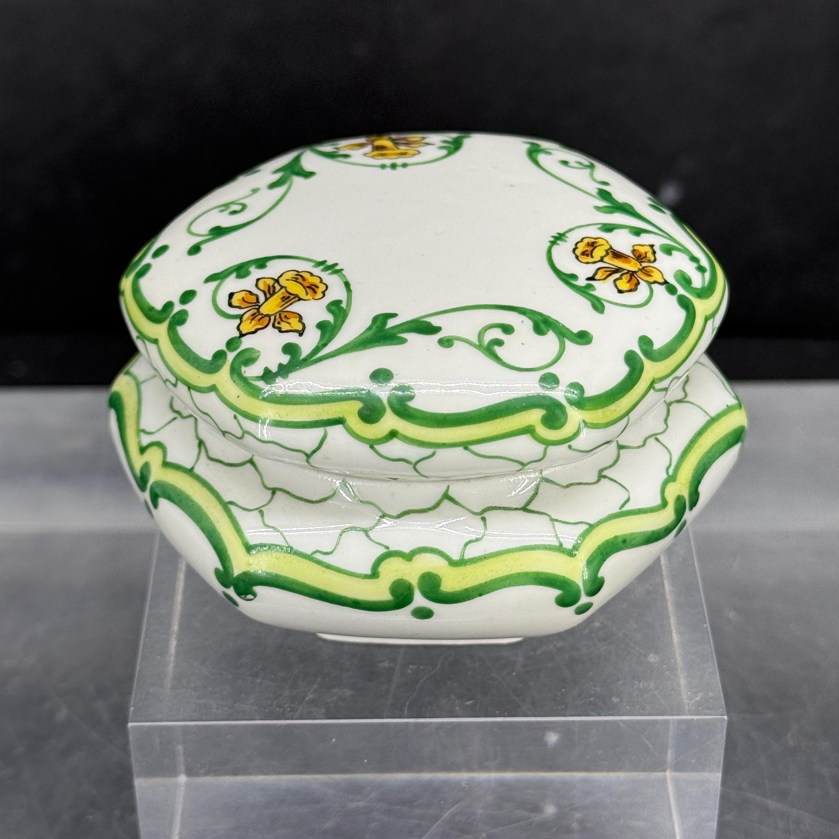 Fatto a mano Scatola rotonda francese Limoges floreale di grandi dimensioni con coperchio in vendita