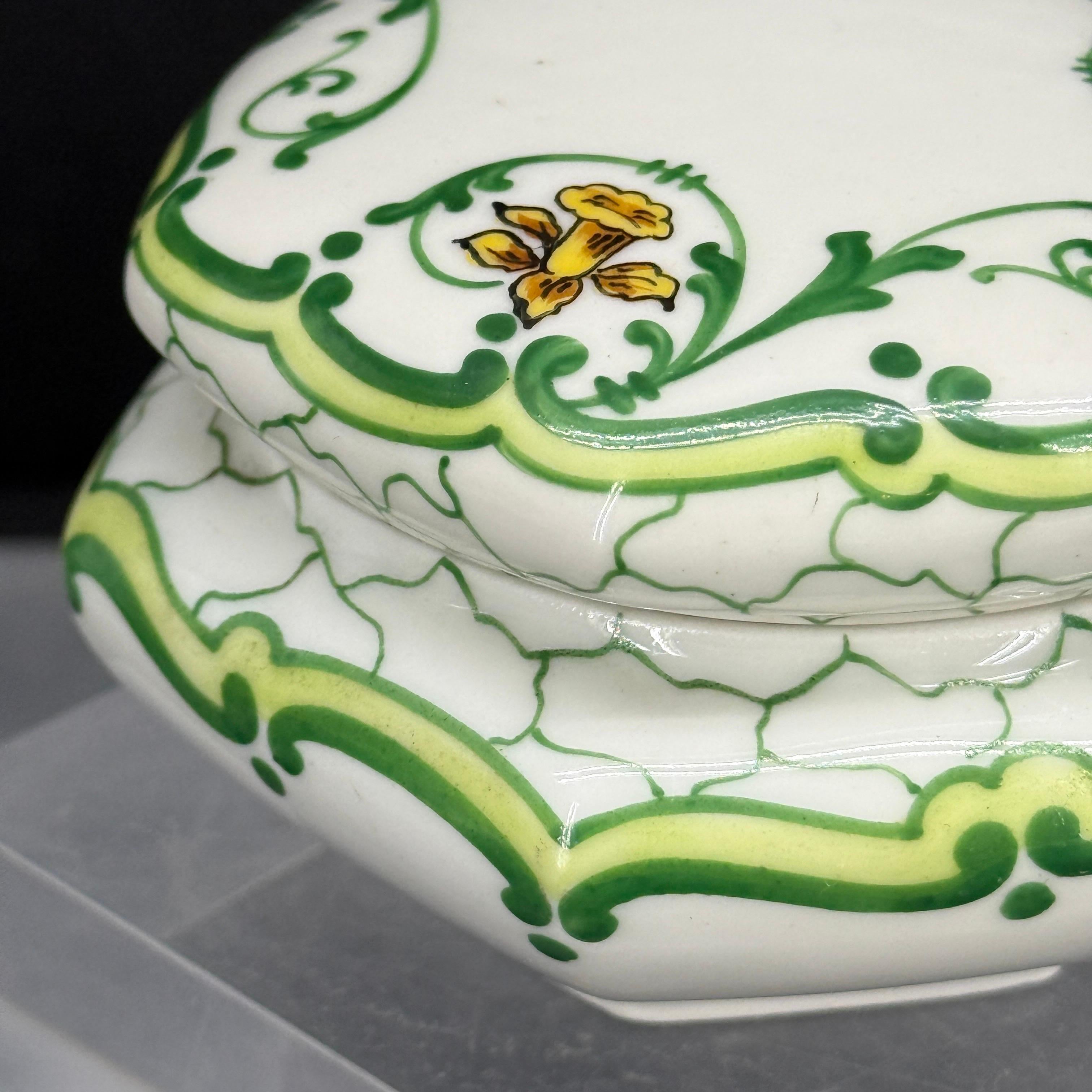 XX secolo Scatola rotonda francese Limoges floreale di grandi dimensioni con coperchio in vendita