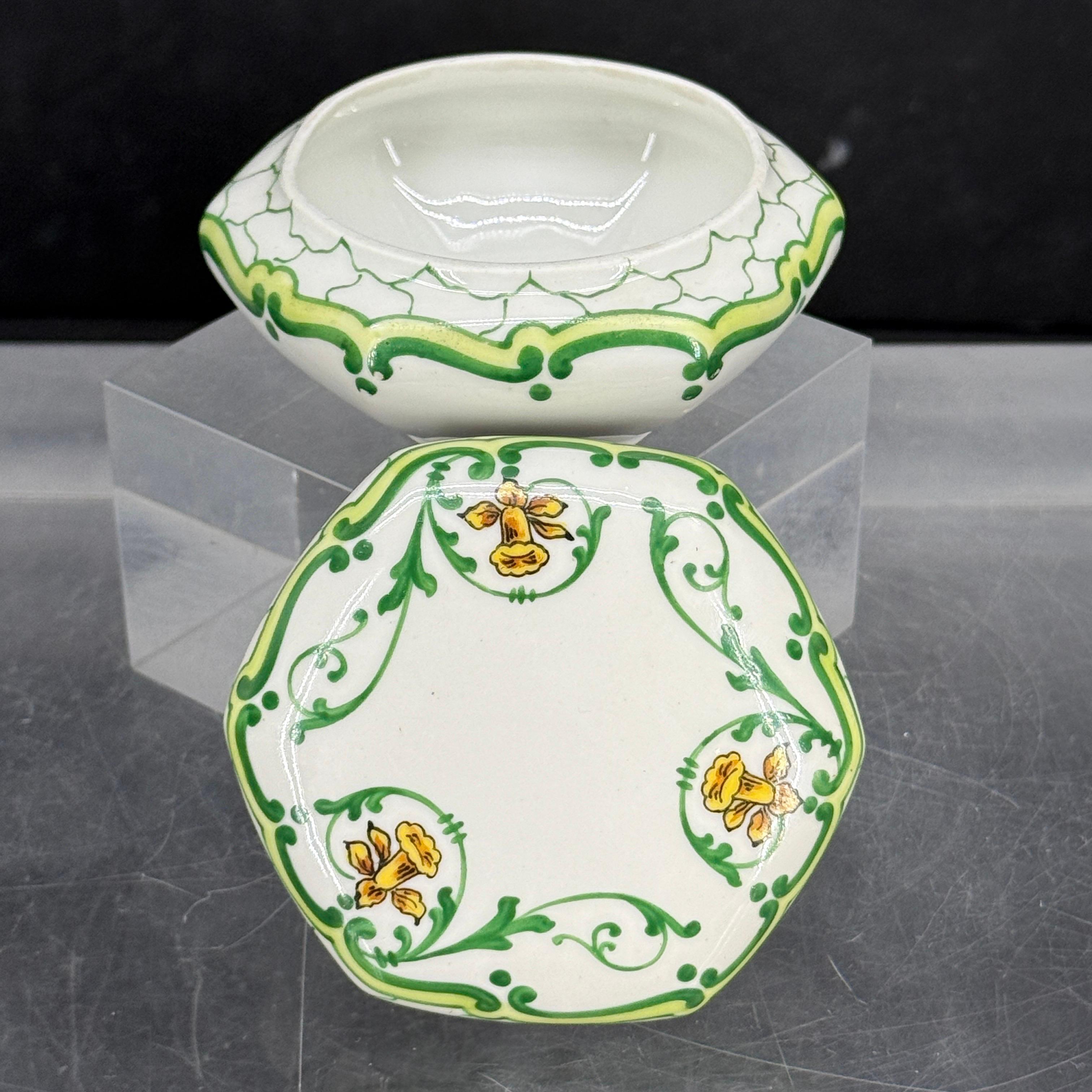 Porcellana Scatola rotonda francese Limoges floreale di grandi dimensioni con coperchio in vendita