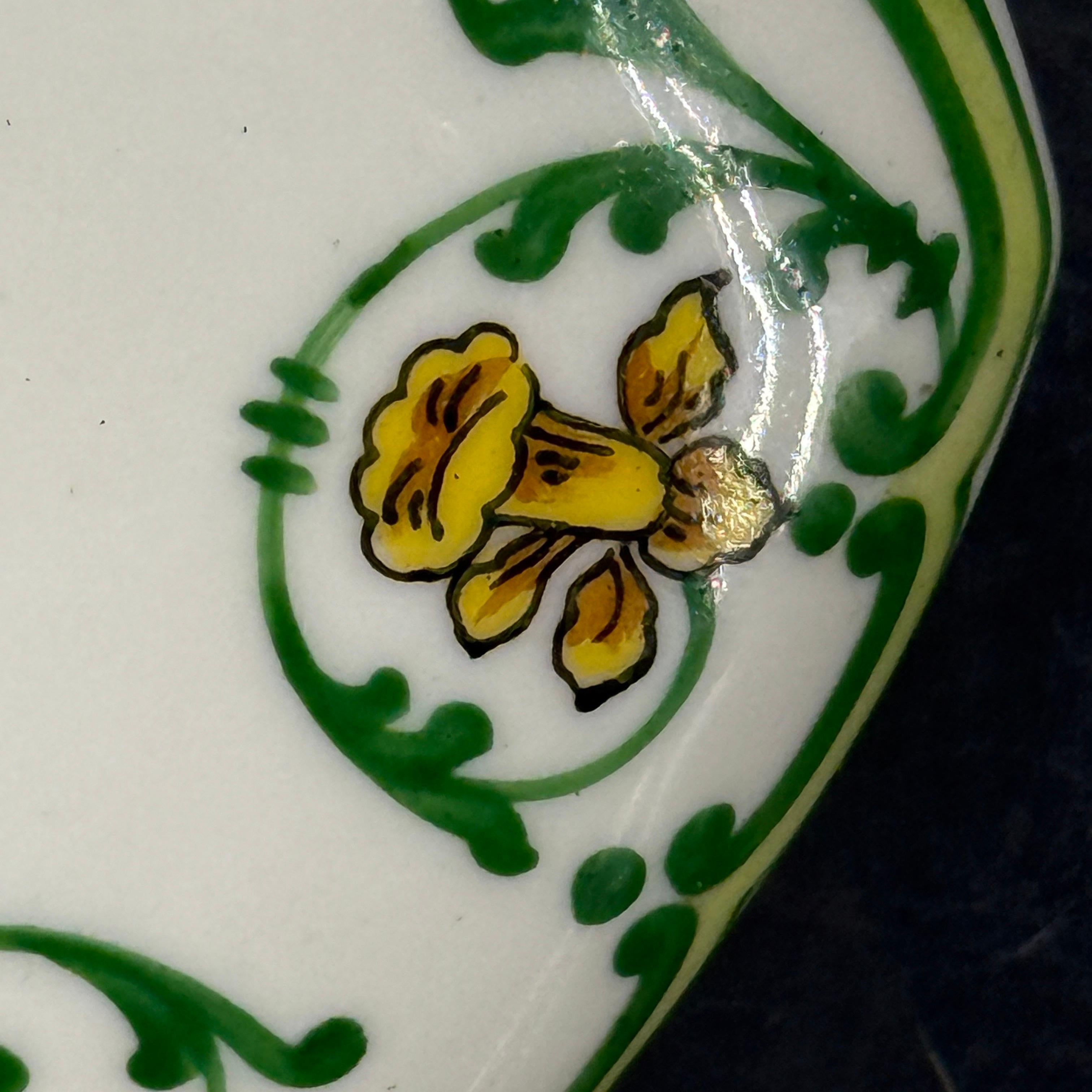 Scatola rotonda francese Limoges floreale di grandi dimensioni con coperchio in vendita 1
