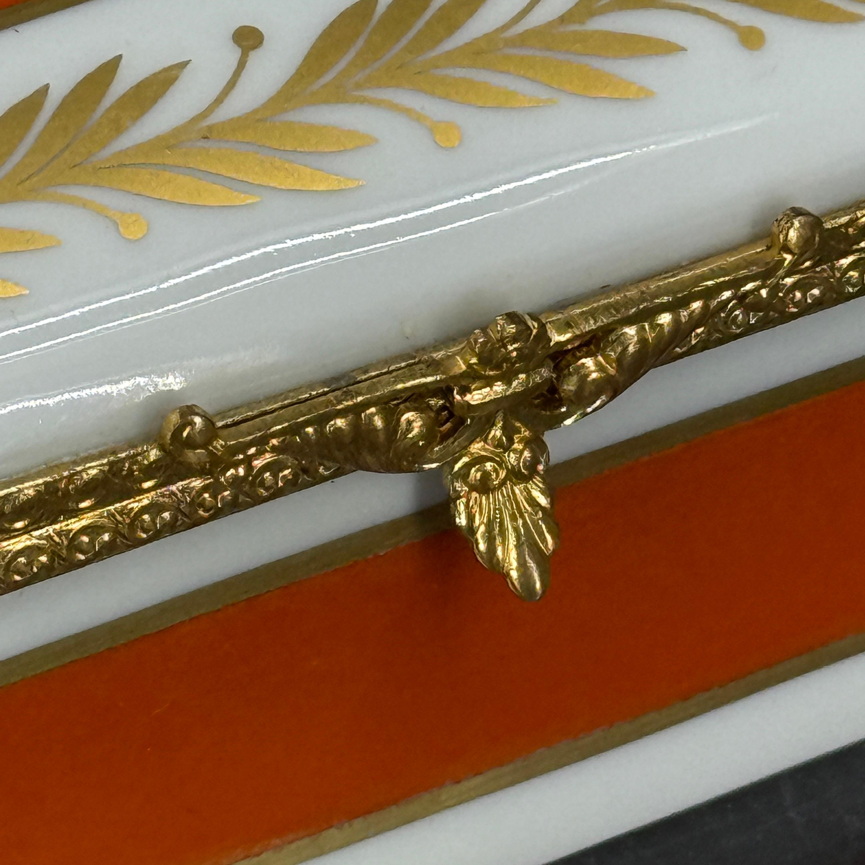 Grande boîte rectangulaire orange dorée en porcelaine de Limoges en vente 4