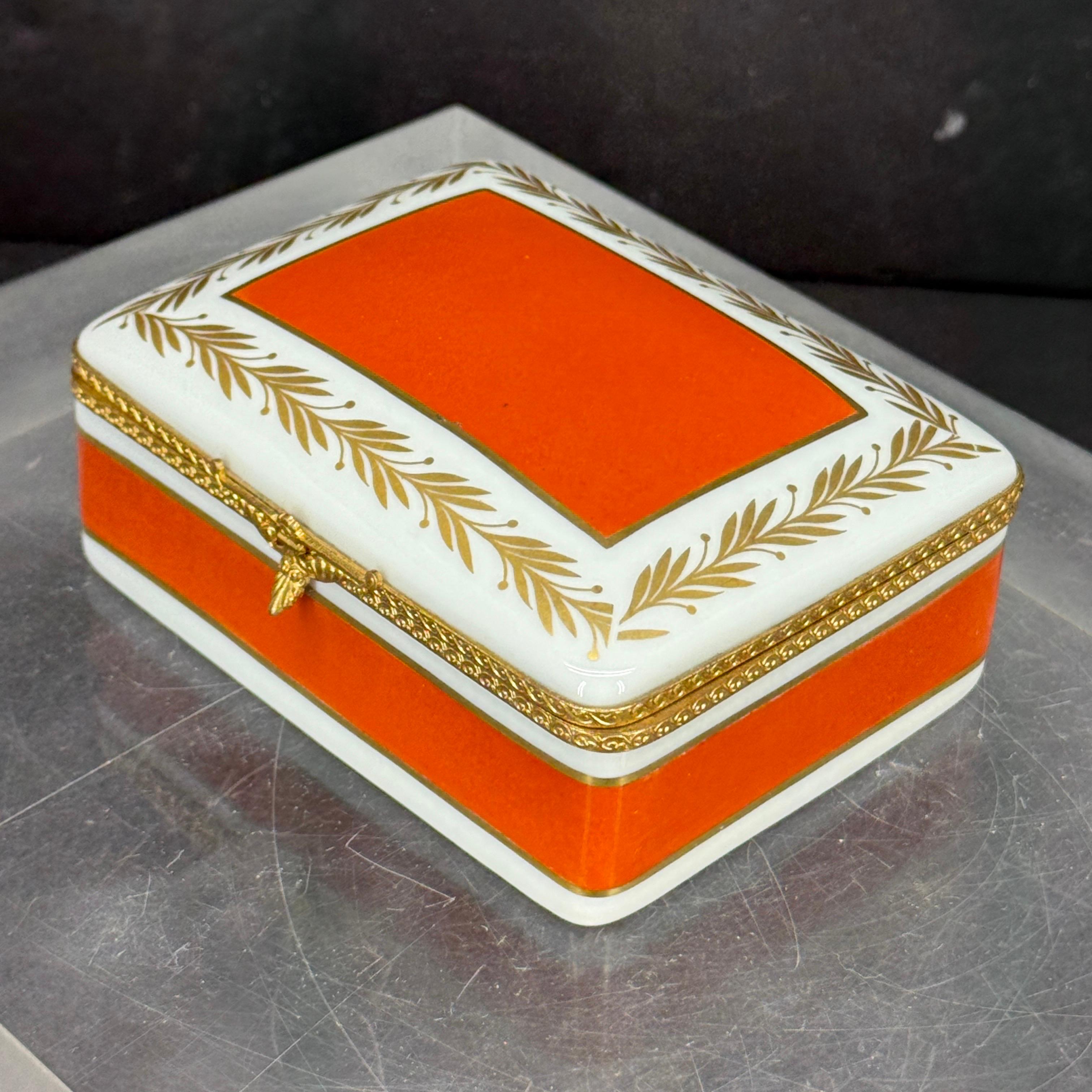 Provincial français Grande boîte rectangulaire orange dorée en porcelaine de Limoges en vente