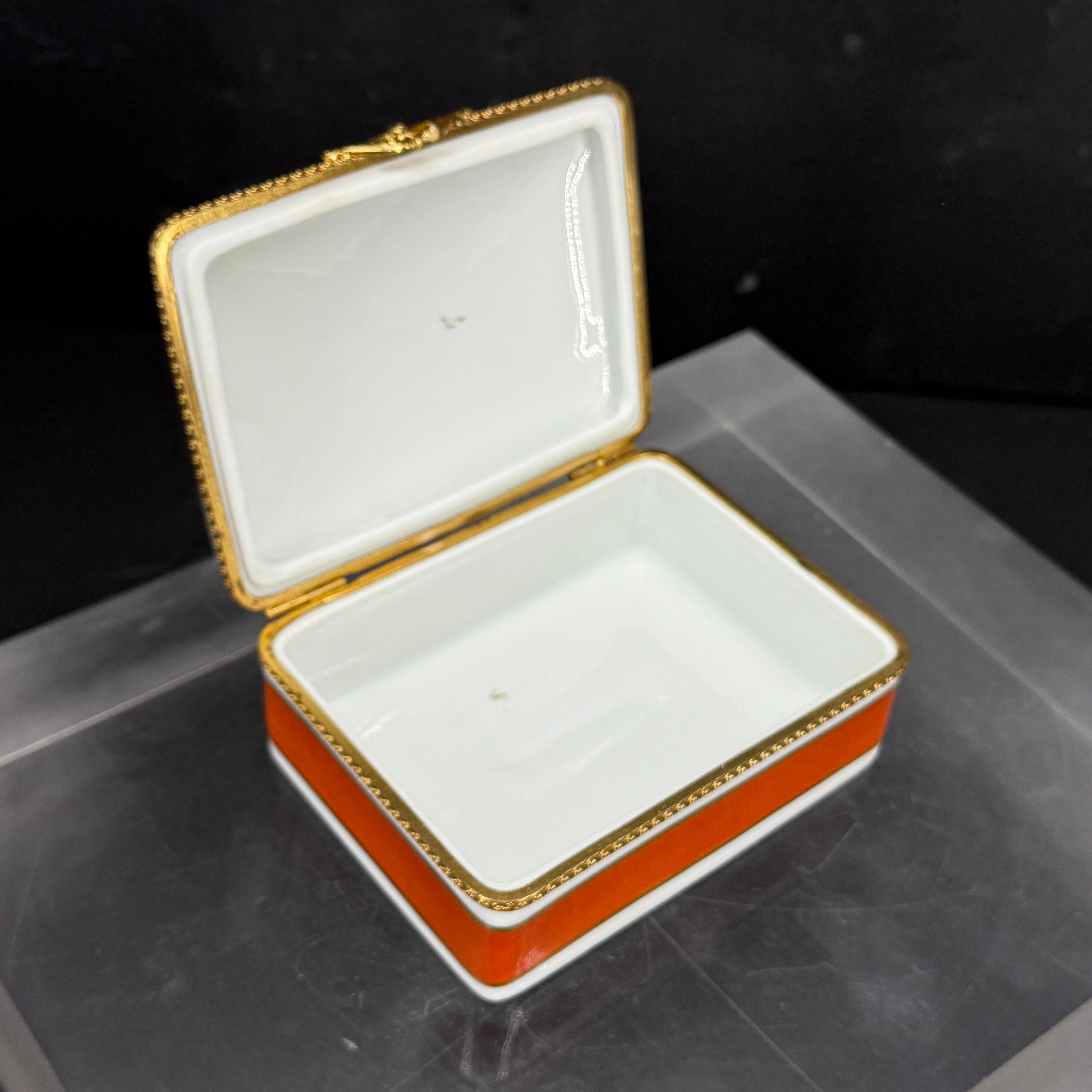Français Grande boîte rectangulaire orange dorée en porcelaine de Limoges en vente