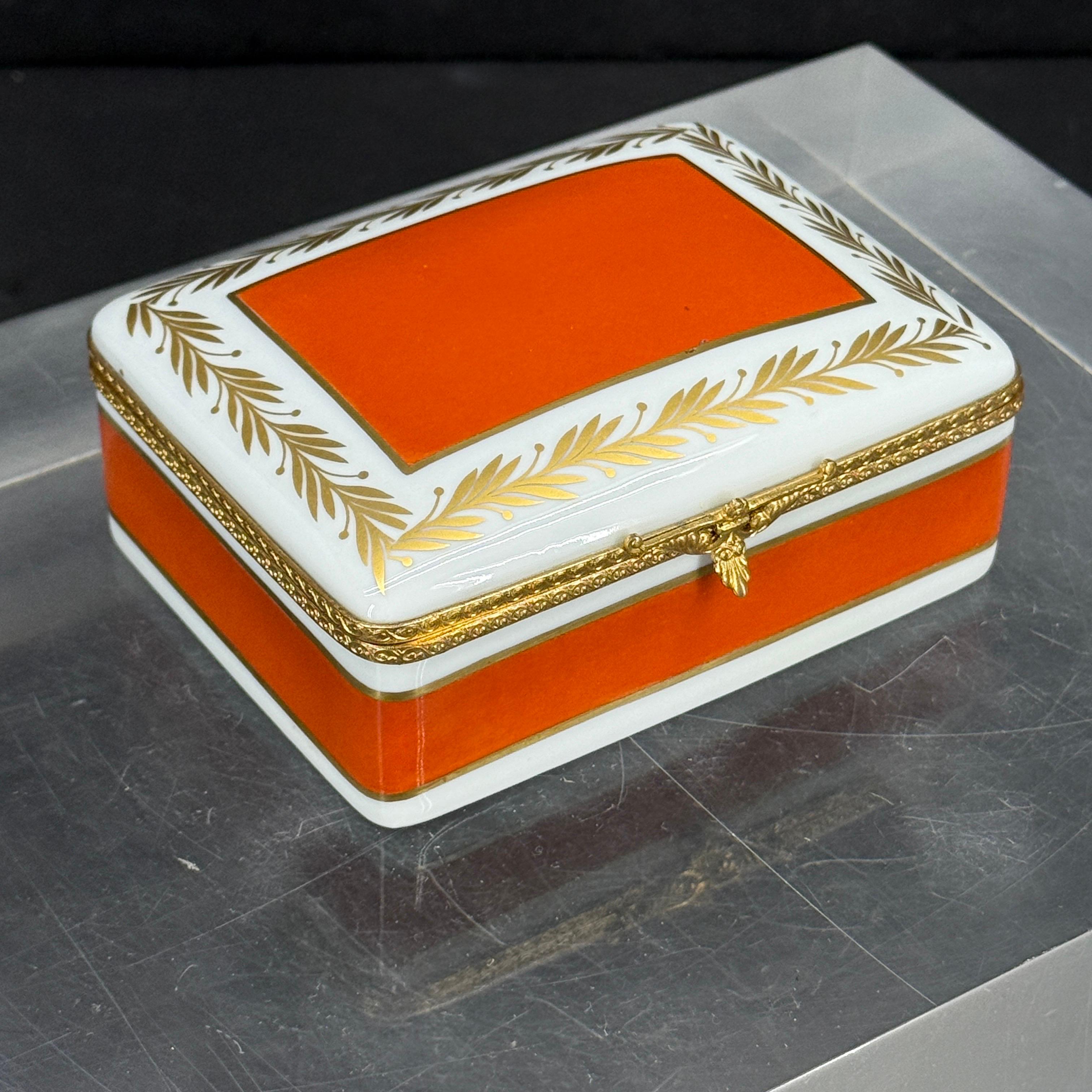 Grande boîte rectangulaire orange dorée en porcelaine de Limoges Bon état - En vente à Haddonfield, NJ