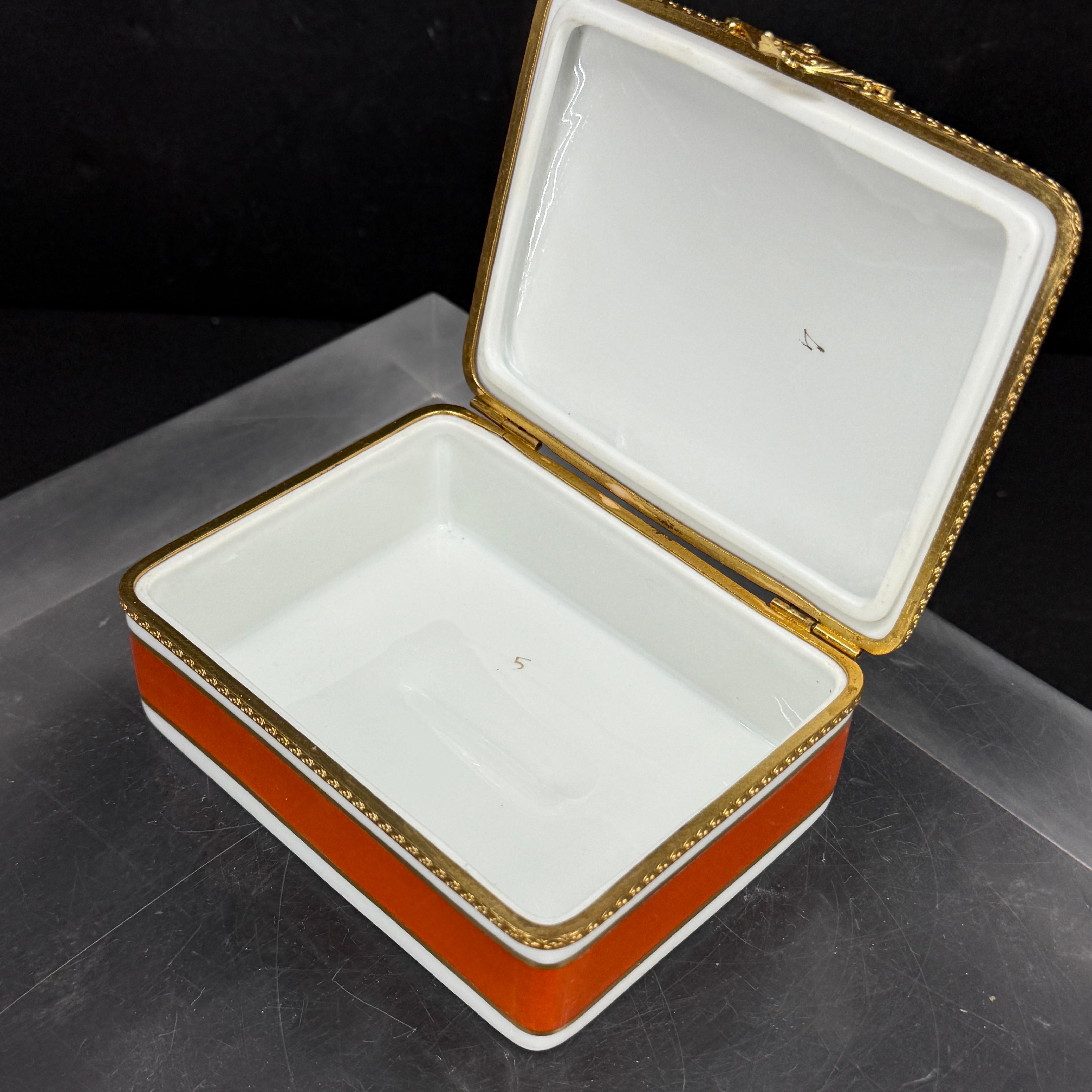 20ième siècle Grande boîte rectangulaire orange dorée en porcelaine de Limoges en vente