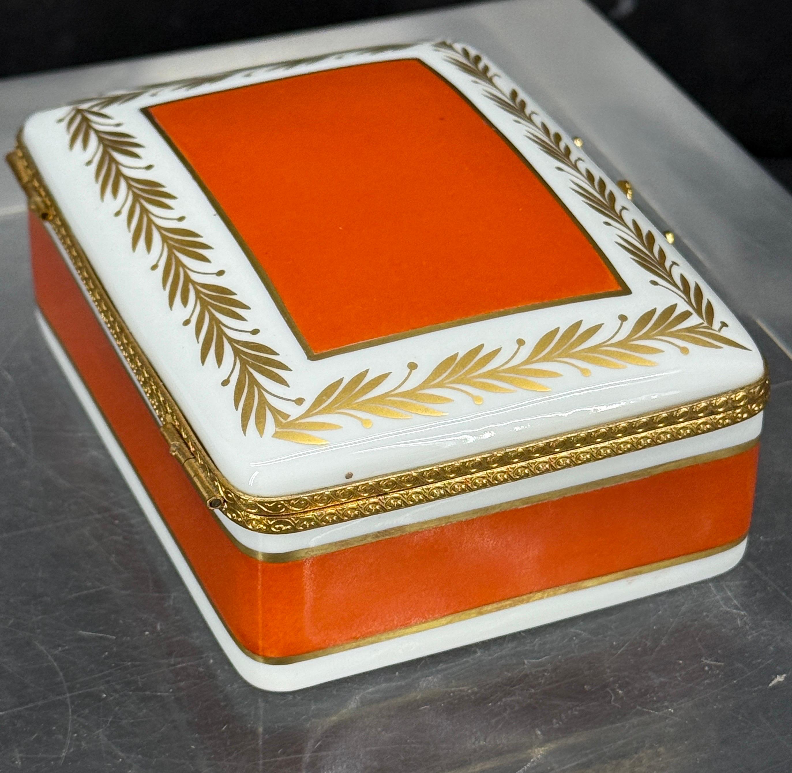 Or Grande boîte rectangulaire orange dorée en porcelaine de Limoges en vente