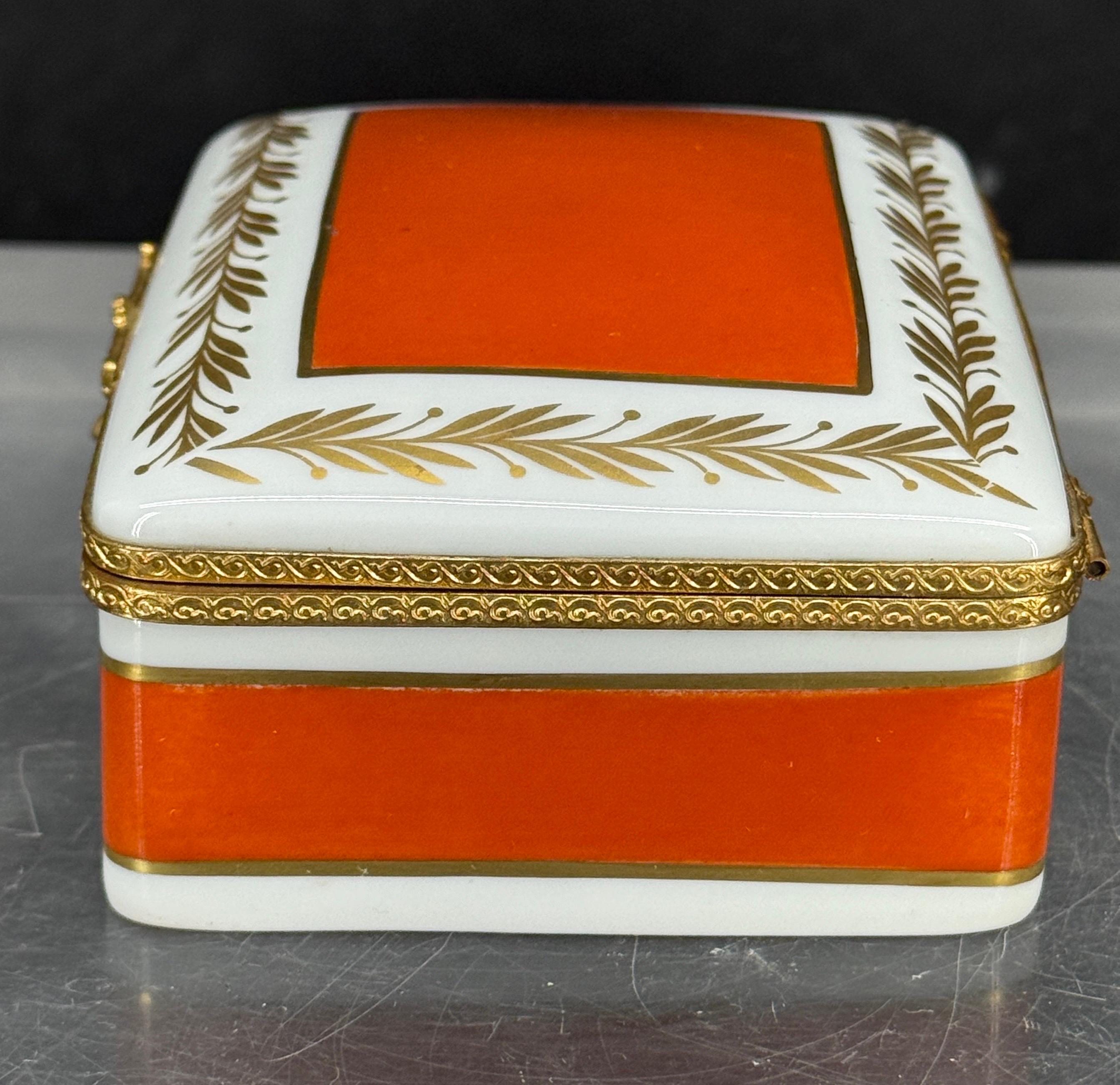 Grande boîte rectangulaire orange dorée en porcelaine de Limoges en vente 1