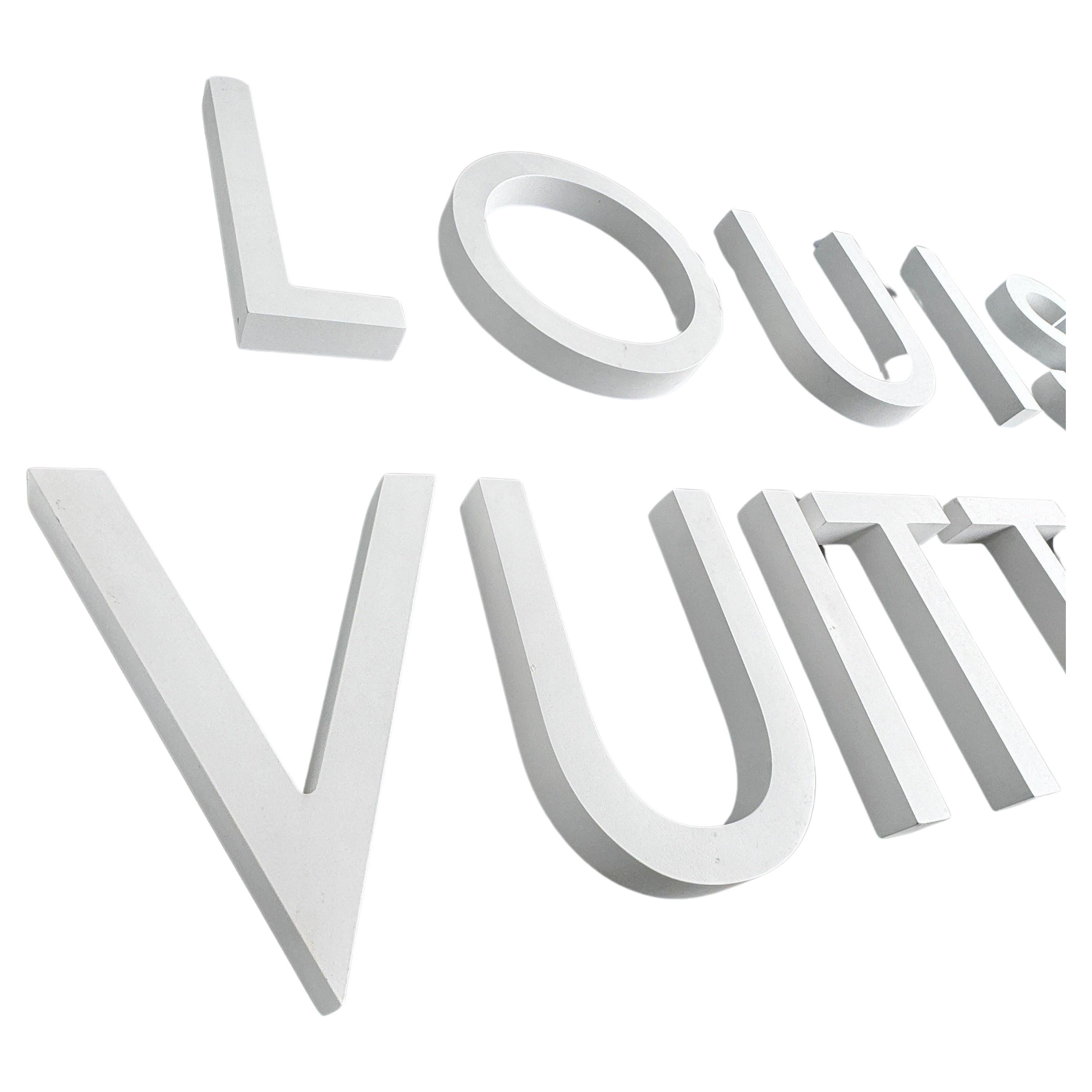 Louis Vuitton Buchstabensatz aus LV Store Display

Dieser große Satz weißer Buchstaben stammt eigentlich aus einem Louis Vuitton-Geschäft. Diese Kollektion wäre eine bemerkenswerte Wanddekoration entweder in einem Privathaushalt oder könnte auch in