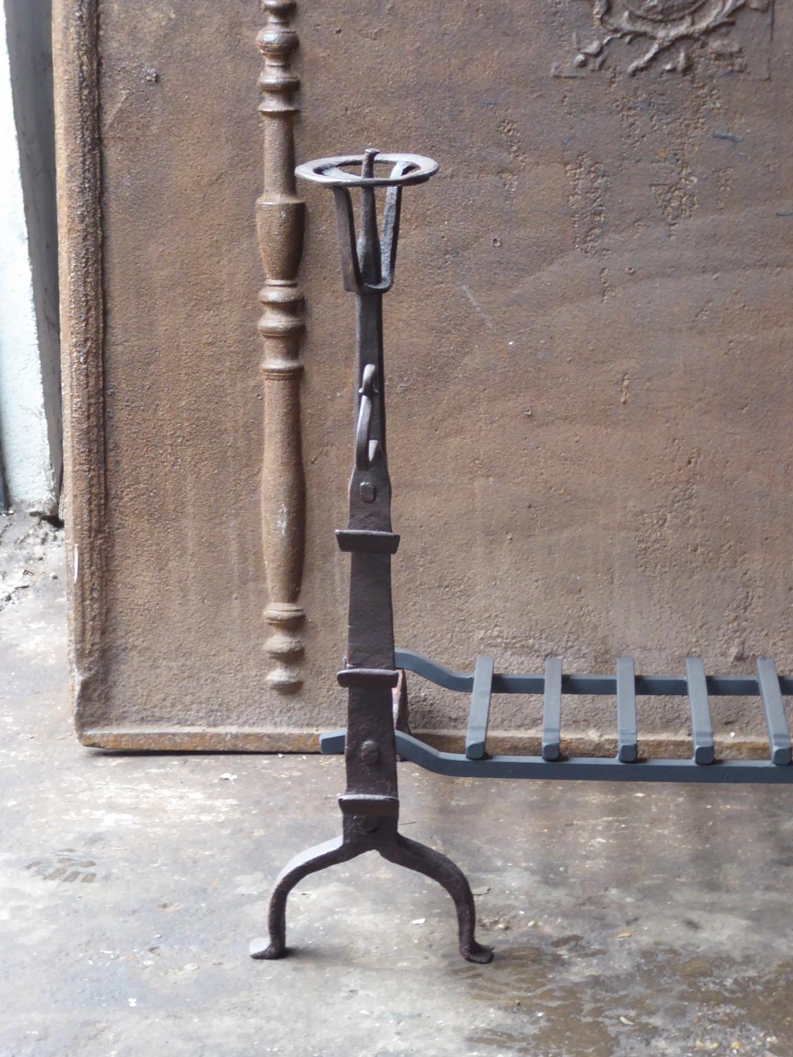 17th century French Louis XIII period fire grate. Made of beautifully forged wrought iron. The condition is good.

The width at the front is 70.5 cm (27.8 inches).





