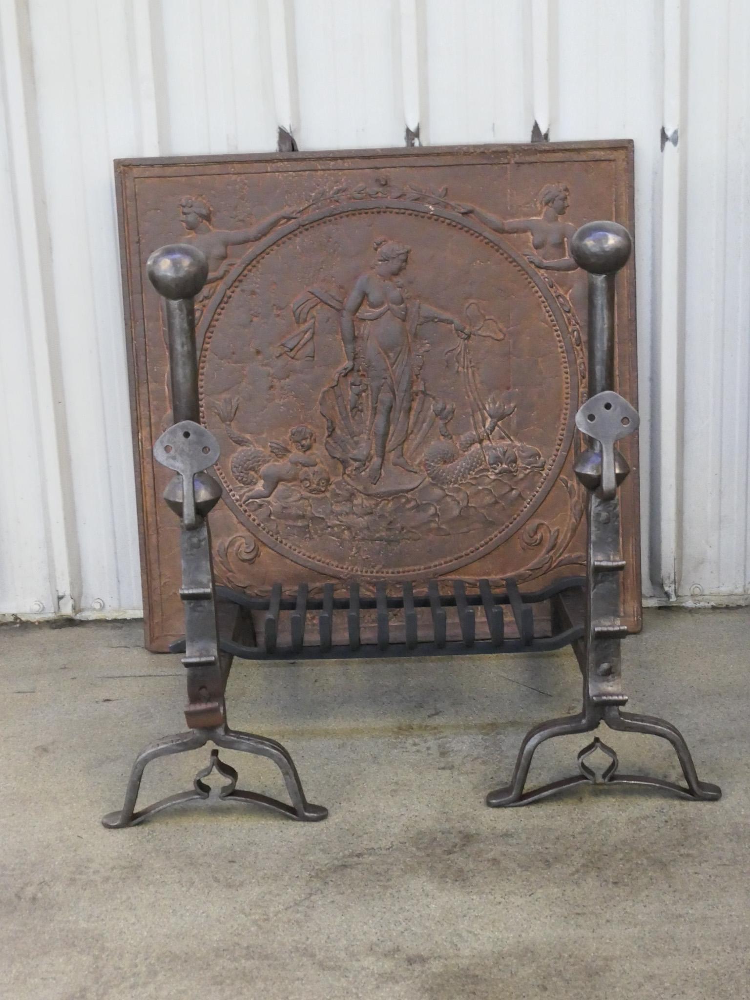 Grille à feu d'époque Louis XIII du 17e siècle. Making Works est composé de chenets d'époque en fer forgé magnifiquement forgé et sculpté et d'une grille récemment forgée. L'état est bon.

La largeur totale à l'avant de la grille est de 88,5