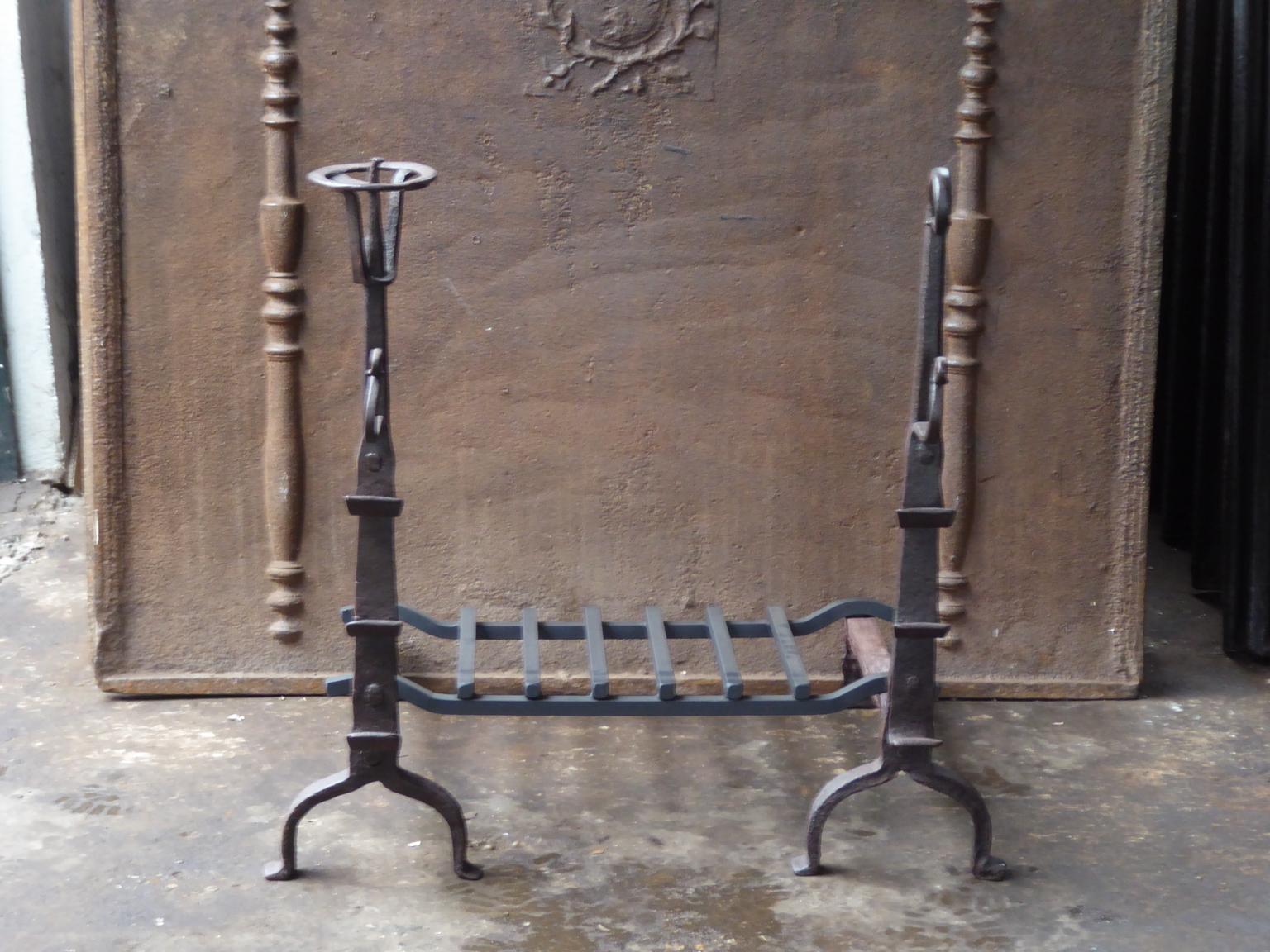 Grande grille de cheminée ou panier de cheminée d'époque Louis XIII, 17ème siècle Bon état - En vente à Soest, NL