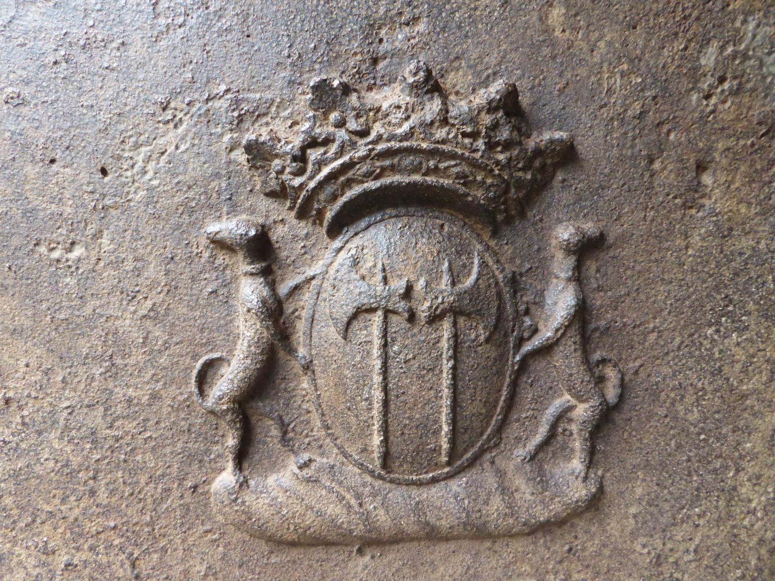 Großer französischer Louis XIV 'Wappen' Kaminaufsatz, 17. (Gegossen) im Angebot