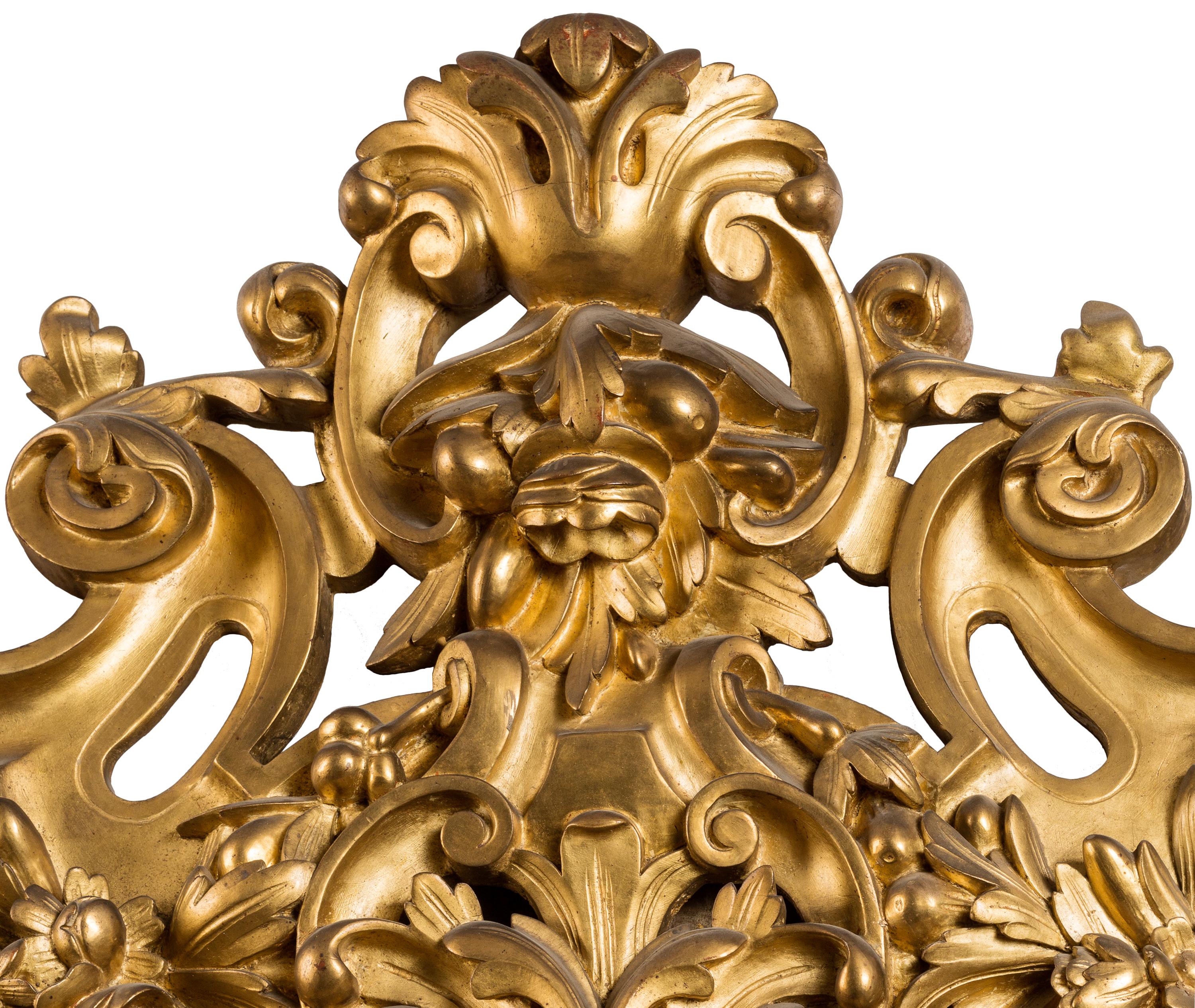 D'une hauteur de deux mètres (ou plus de six pieds et demi), ce miroir en bois doré magnifiquement sculpté de style Louis XIV est un rappel spectaculaire du luxe des châteaux et palais français des XVIIIe et XIXe siècles. Posé sur le sol, accroché