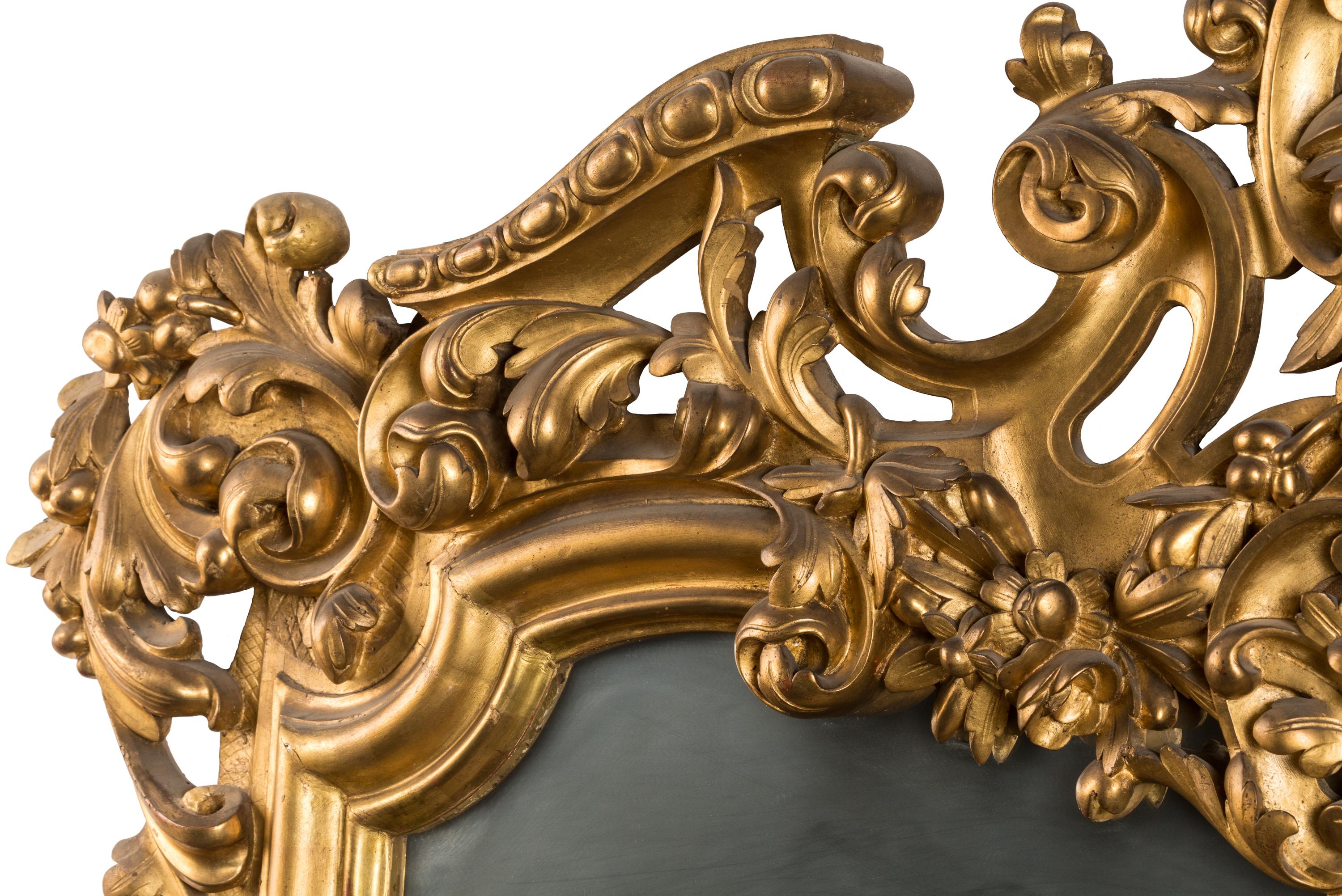 Français Antique miroir mural français du 19ème siècle de style Louis XIV en bois doré, détails sculptés en vente