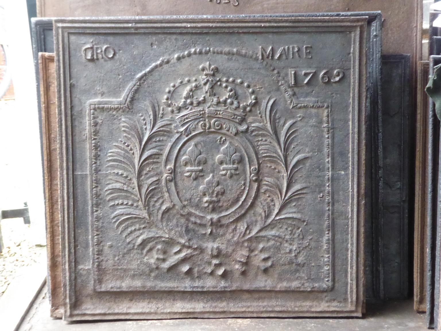 Large 18th century French Louis XV fireback with the arms of France. Coat of arms of the House of Bourbon, an originally French royal house that became a major dynasty in Europe. It delivered kings for Spain (Navarra), France, both Sicilies and