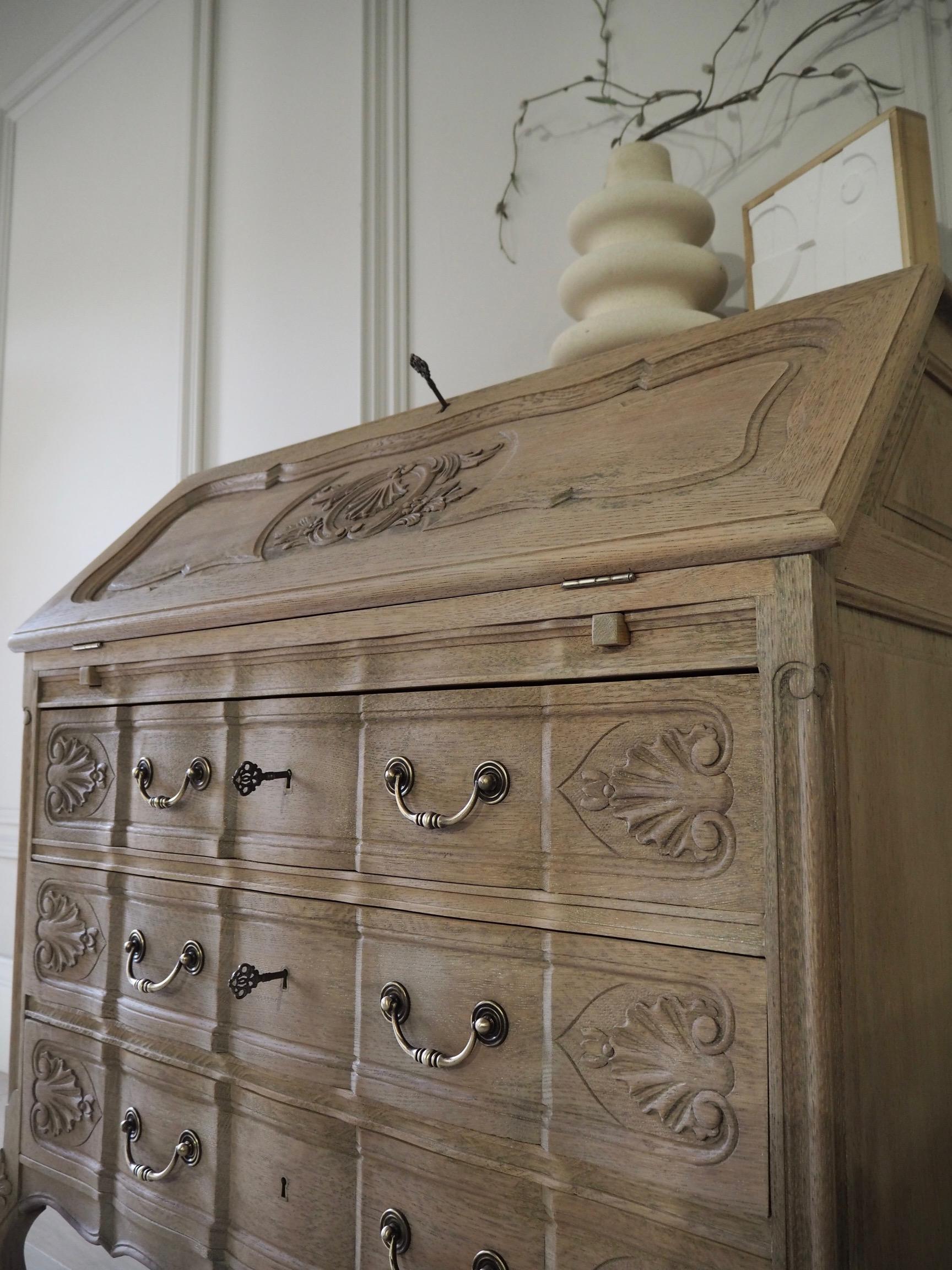 Large French Louis XV Bureau in Weathered Wood Limed Oak In Good Condition In Wolverhampton, GB