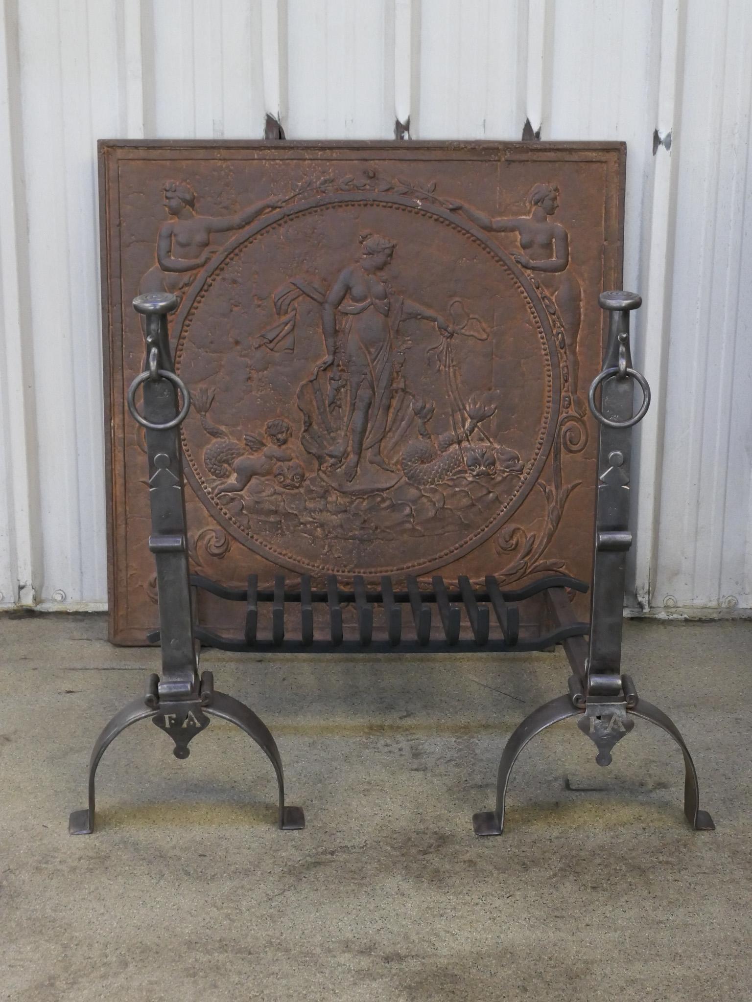 Große französische Andirons aus dem 18. Jahrhundert im Stil von Louis XV aus Schmiedeeisen mit einem kürzlich geschmiedeten Rost. Der Zustand ist gut.

Die Gesamtbreite an der Vorderseite beträgt 88,5 cm / 34,9 Zoll.




  