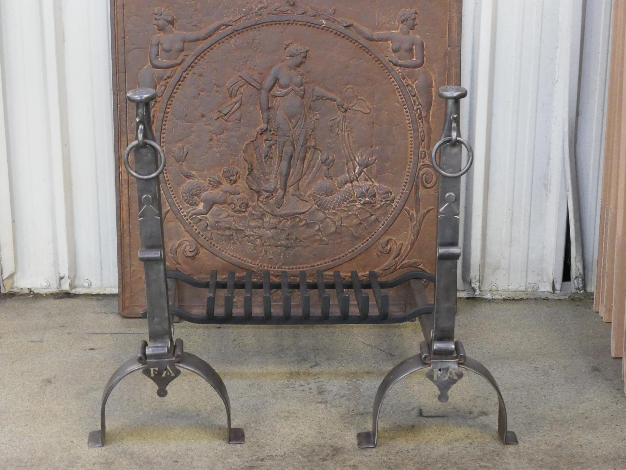 Großer französischer Kaminrost oder Feuerkorb aus der Louis-XV-Periode, 18. Jahrhundert (Französisch) im Angebot