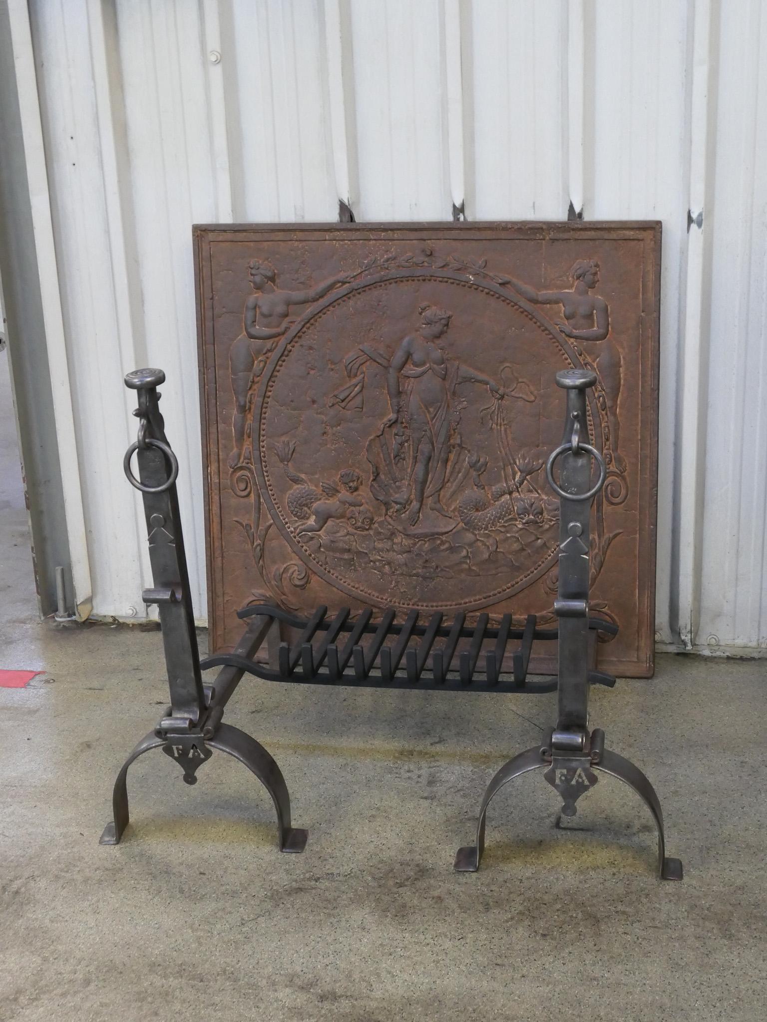 Großer französischer Kaminrost oder Feuerkorb aus der Louis-XV-Periode, 18. Jahrhundert (Geschmiedet) im Angebot
