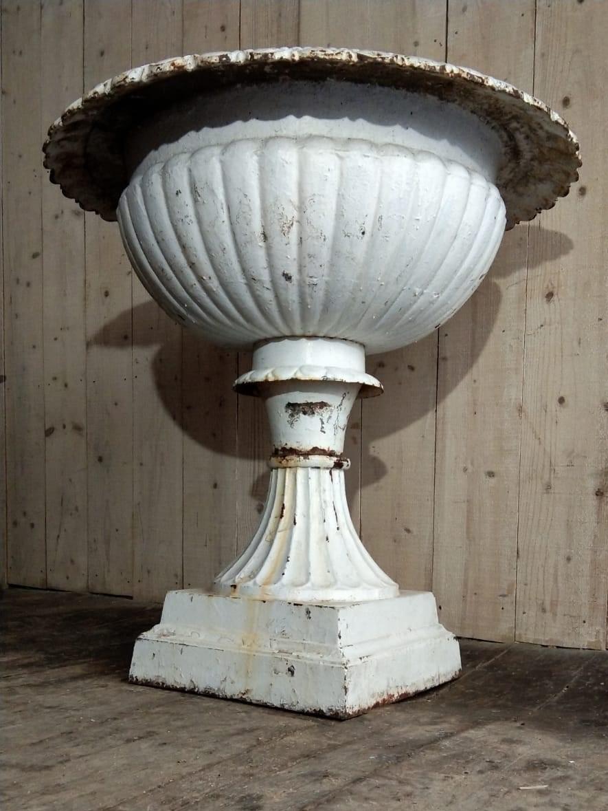 Large French Louis XVI Cast Iron Planter In Good Condition For Sale In Lectoure, Occitanie