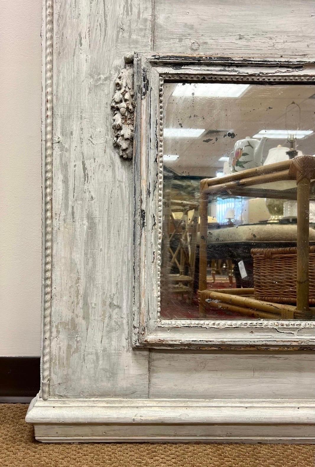 20ième siècle Grand miroir français Trumeau gris peint à la main de style Louis XVI en vente