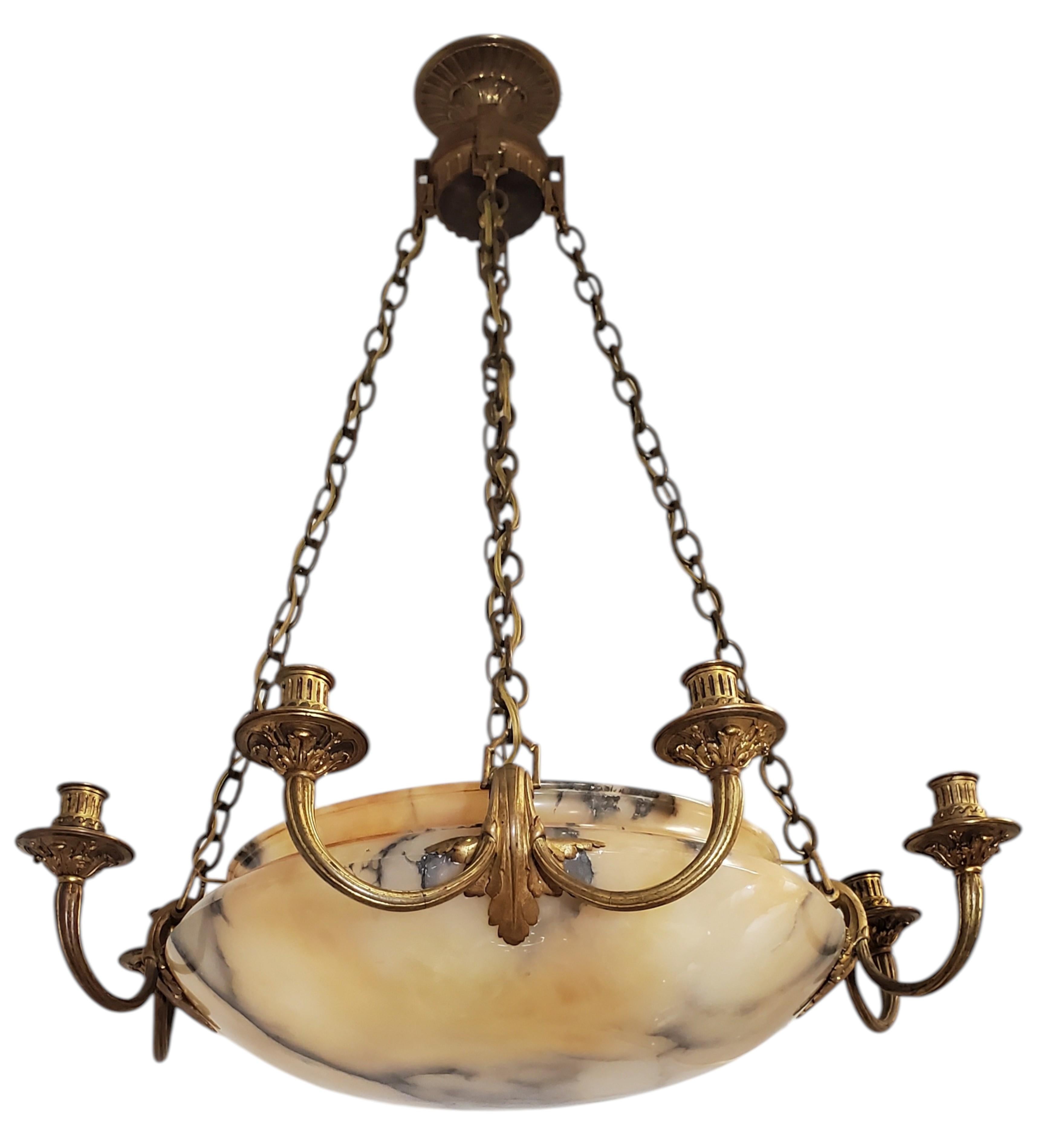 
Impresionante araña francesa antigua de estilo Luis XVI, finamente elaborada en bronce dorado y alabastro tallado a mano. Este extraordinario accesorio presenta un cuenco circular de alabastro bellamente esculpido, bordeado y rodeado por brazos