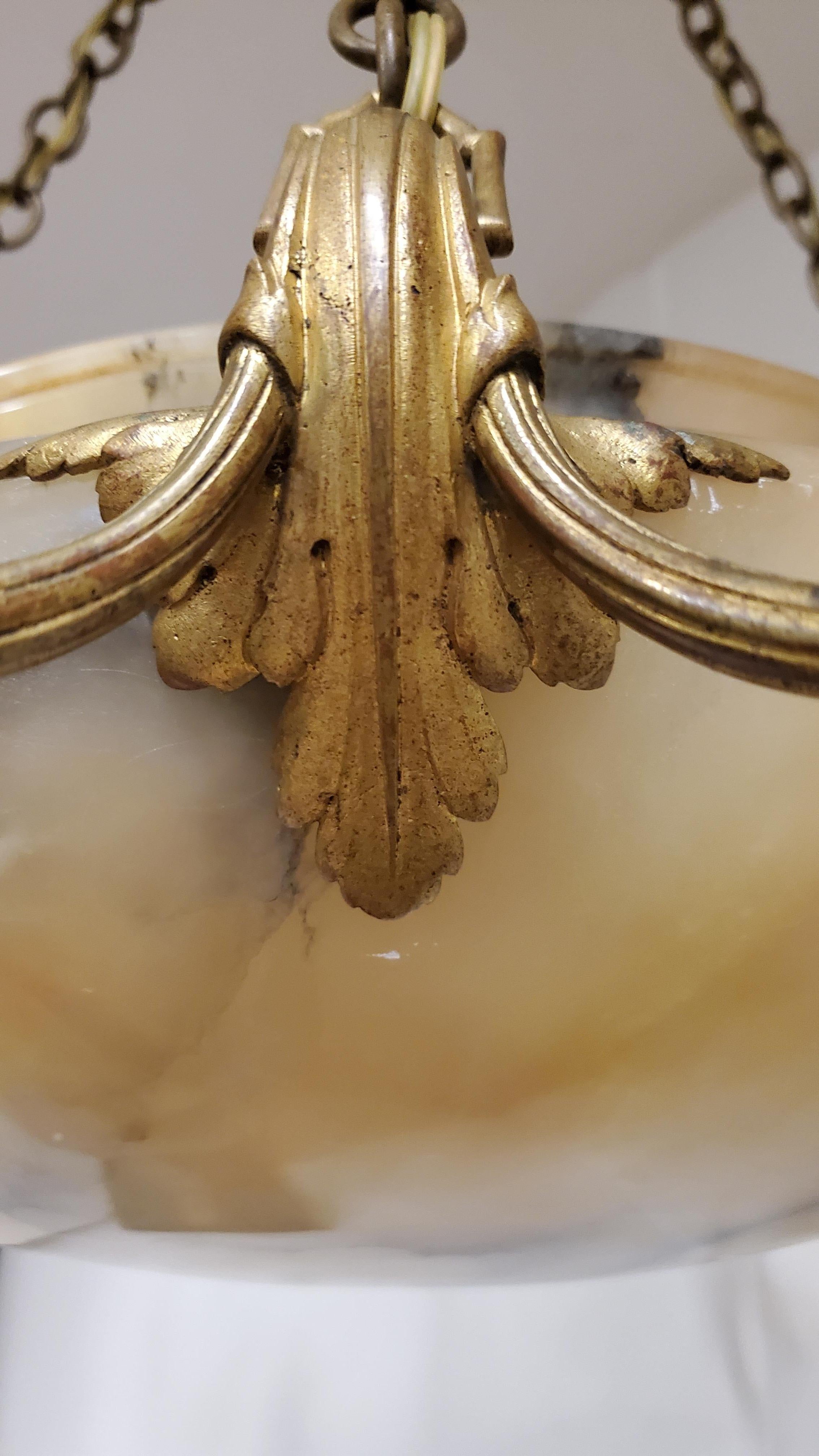 Gran araña francesa de 6 brazos estilo Luis XVI de bronce dorado y alabastro tallado en venta 12