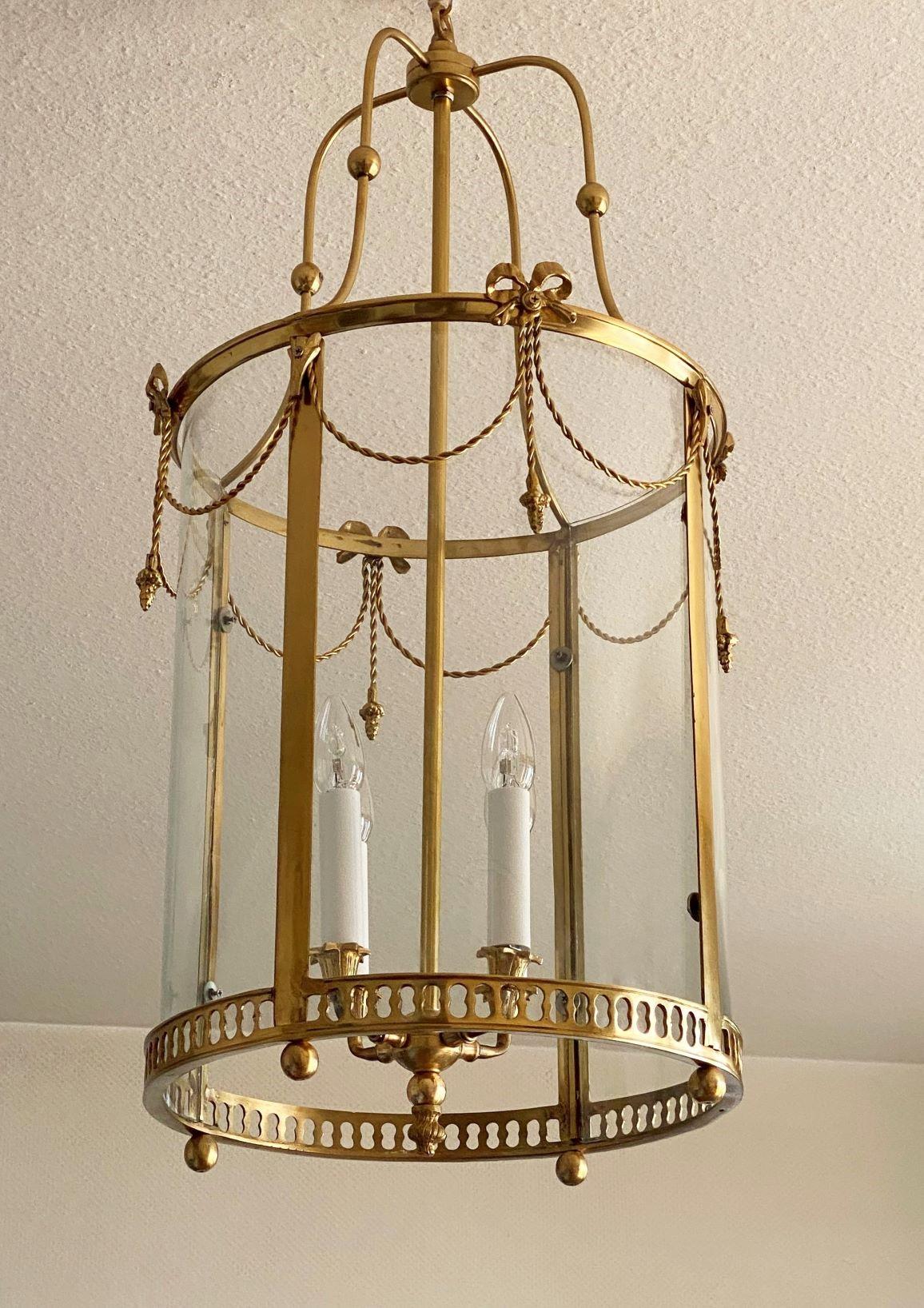 Große französische vierflammige Laterne aus vergoldeter Bronze und Kristall im Louis-XVI.-Stil, 1920-1930 (Französisch) im Angebot