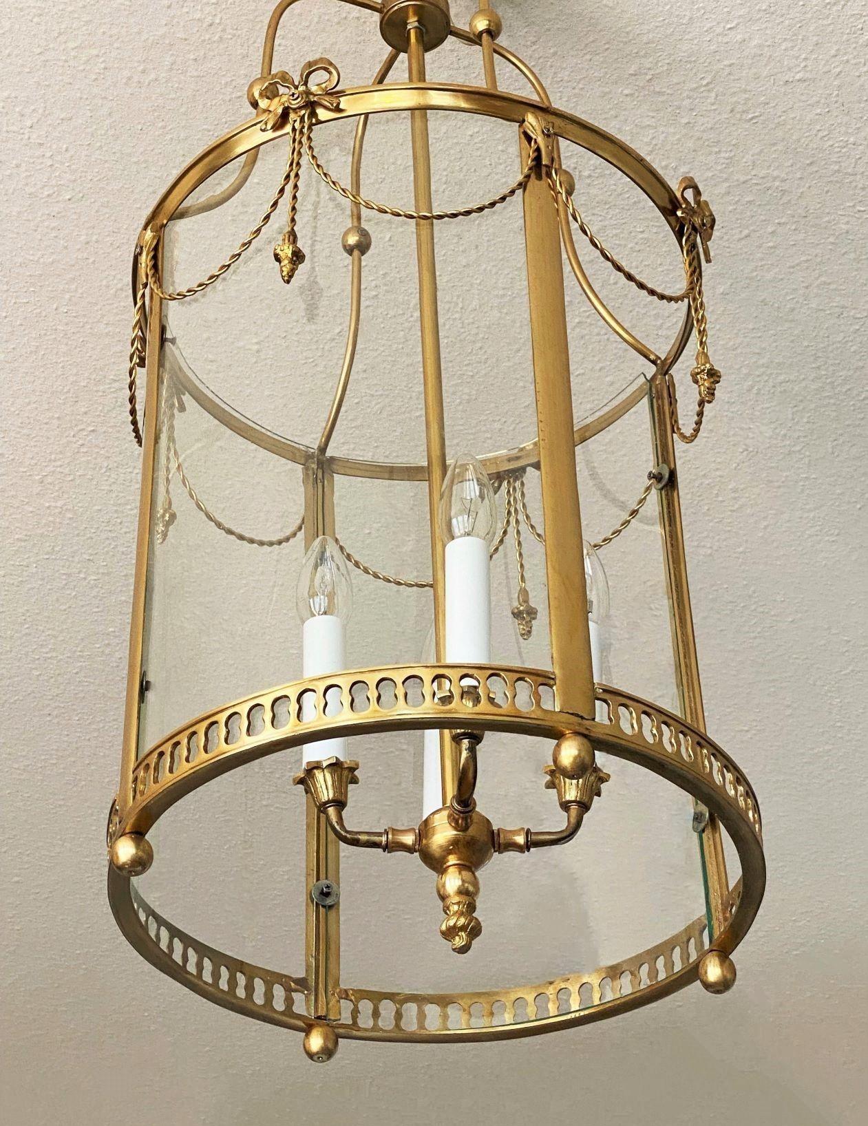 Große französische vierflammige Laterne aus vergoldeter Bronze und Kristall im Louis-XVI.-Stil, 1920-1930 (Vergoldet) im Angebot