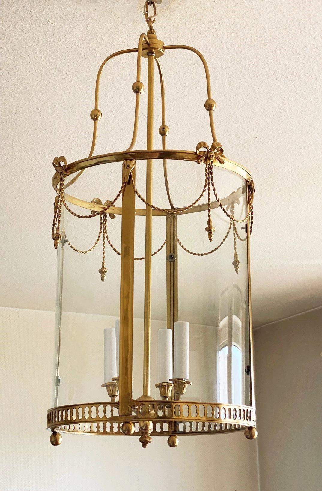 Große französische vierflammige Laterne aus vergoldeter Bronze und Kristall im Louis-XVI.-Stil, 1920-1930 (Messing) im Angebot