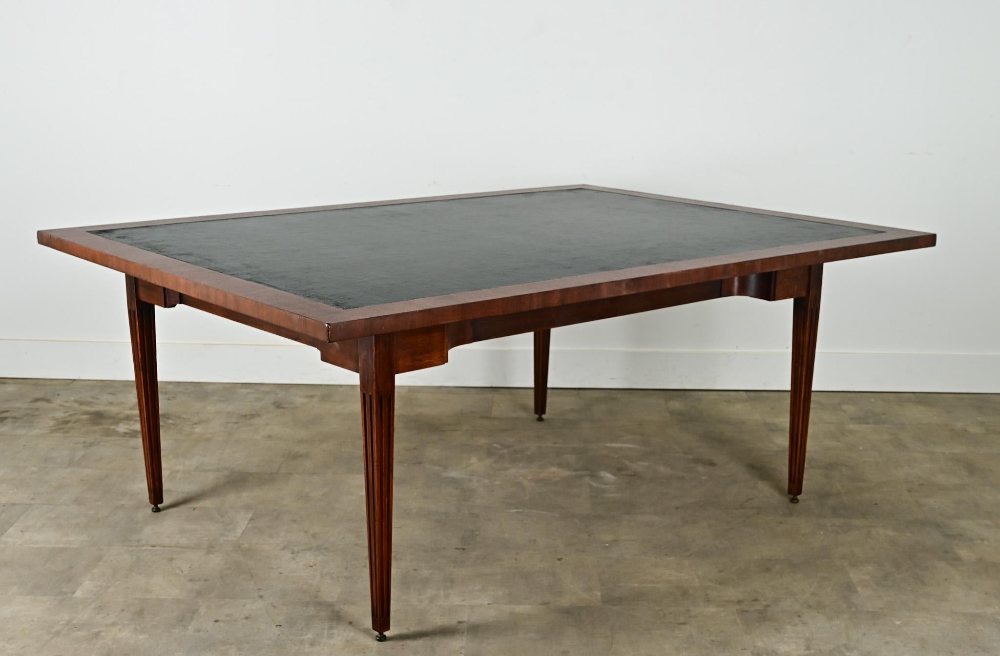 Cette large table de conférence française est parfaite comme table de conférence ou comme table de salle à manger pour accueillir 8 à 10 personnes. Le plateau de la table est constitué d'une toile cirée noire durable encadrée d'acajou. La base