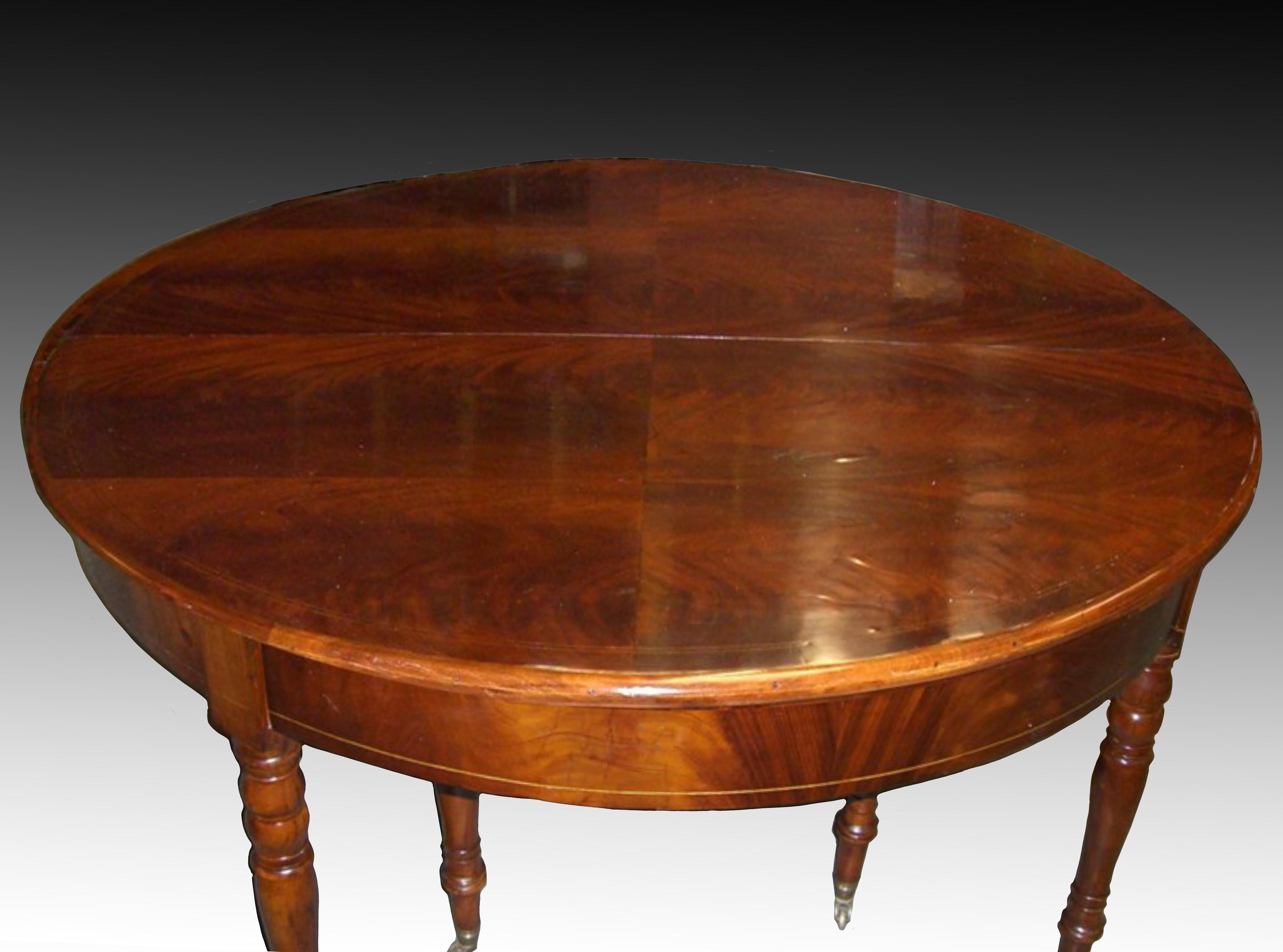 20th Century Large French mahogany dining table with 5 leaves For Sale