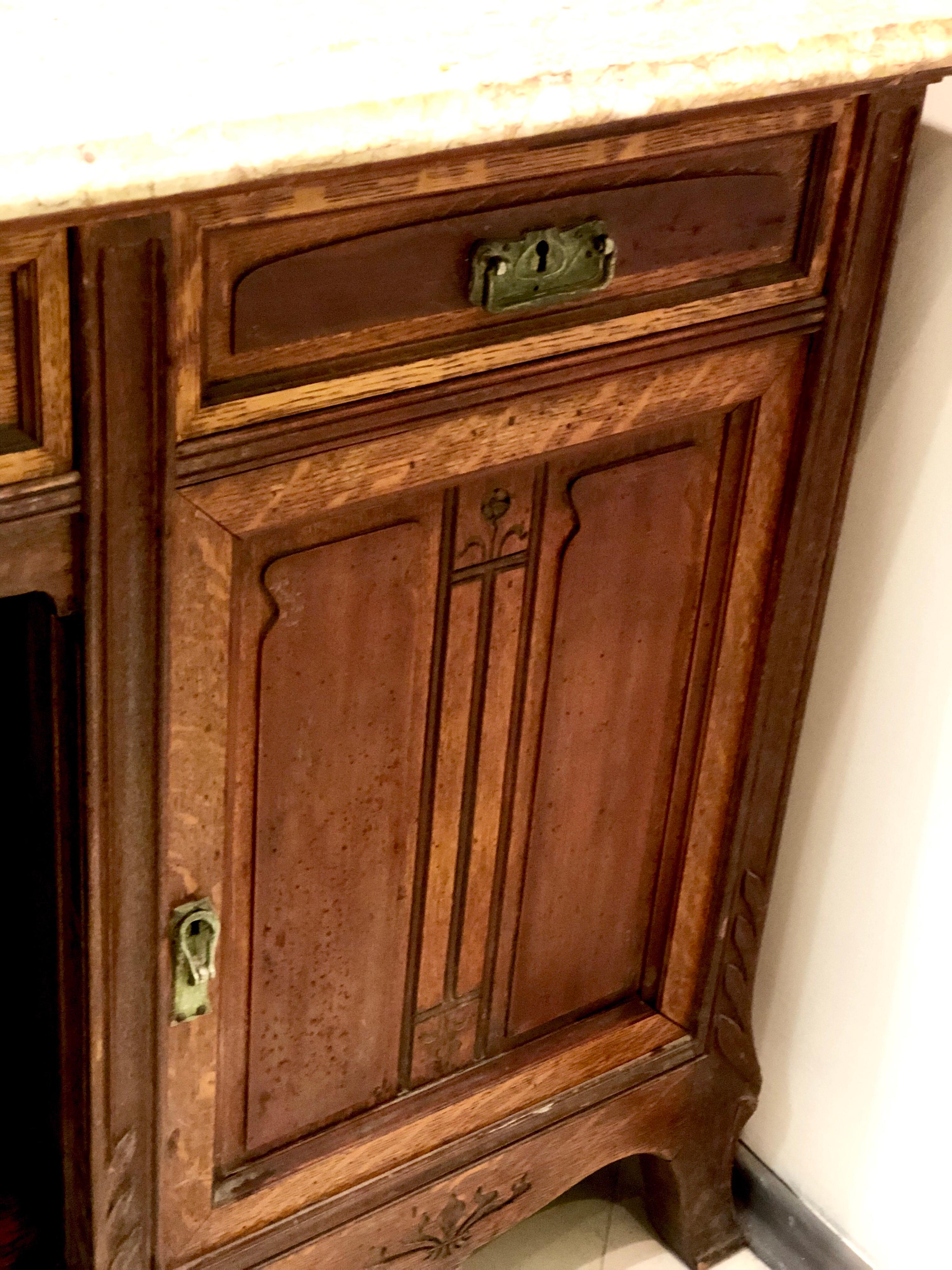 Mogano Grande buffet francese in mogano con piano in marmo Maison Koenig, Liegi, 1895 in vendita