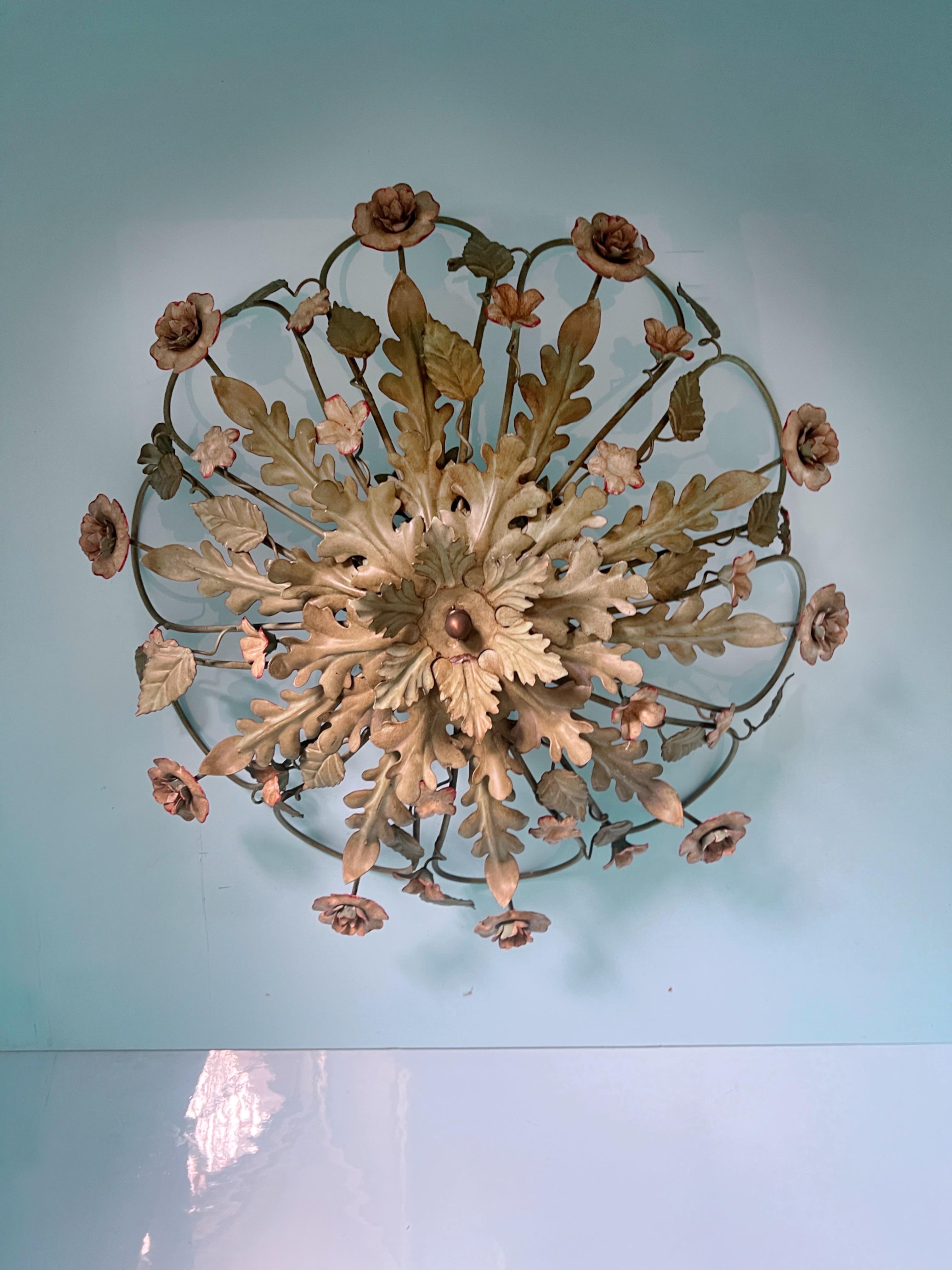 Une magnifique et romantique monture encastrée dorée de la Maison Baguès, dont les origines remontent à la France des années 1940.

Ce luminaire artisanal en fer est orné de délicats pétales et de roses, évoquant le charme et l'élégance d'une époque
