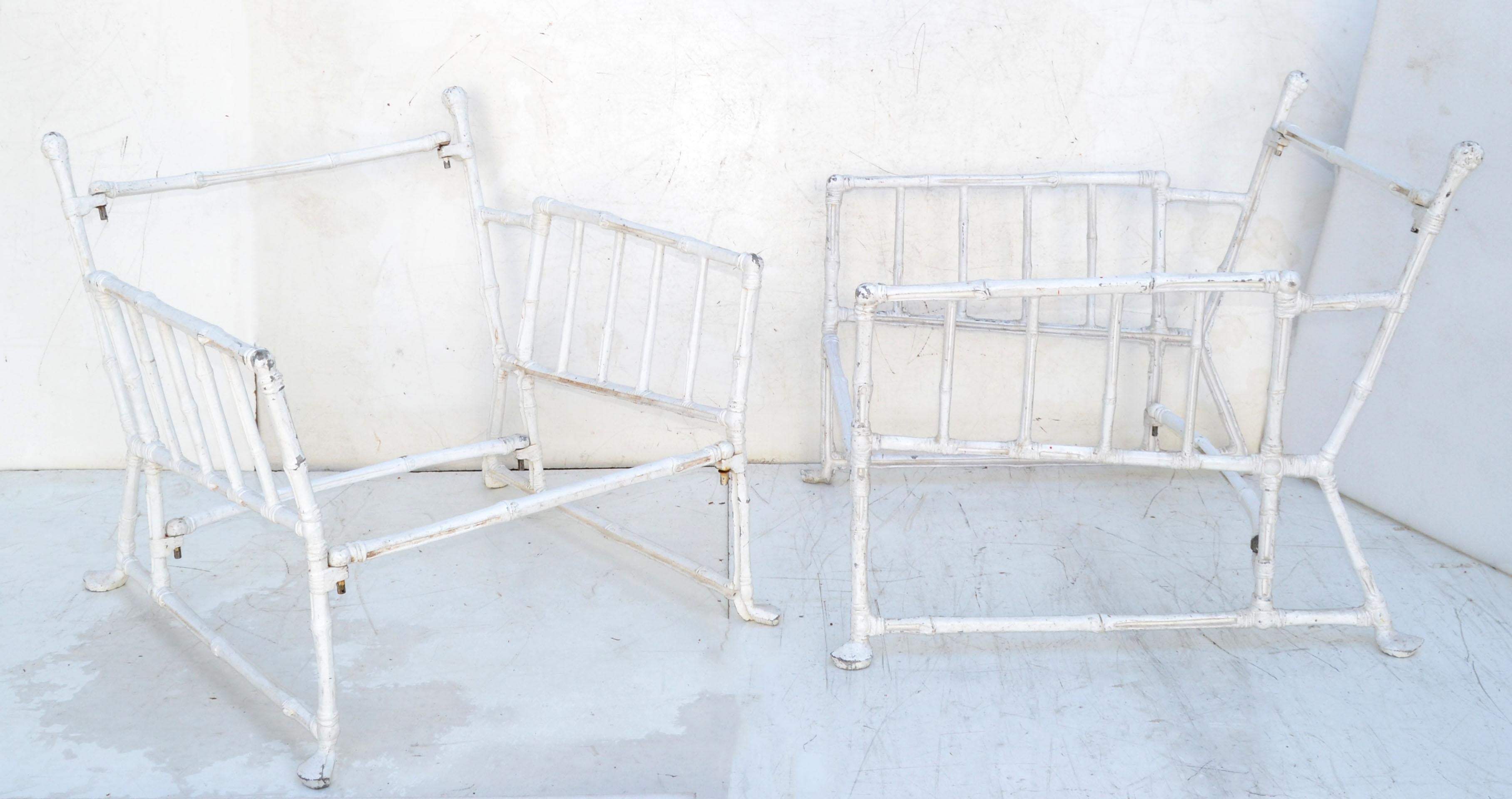 Paire de grandes chaises longues en acier et faux bambou de la Maison Jansen, style vieilli français  en vente 6