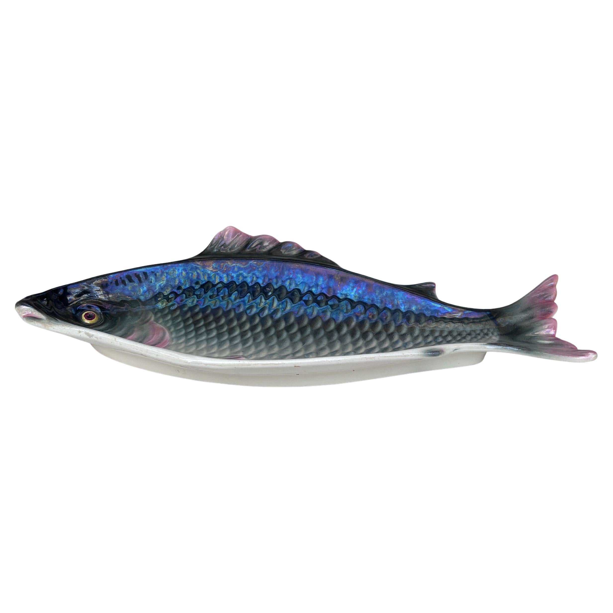 Gran plato de pescado de mayólica francesa Fives Lille Circa 1900.
15 por 6,3 pulgadas.