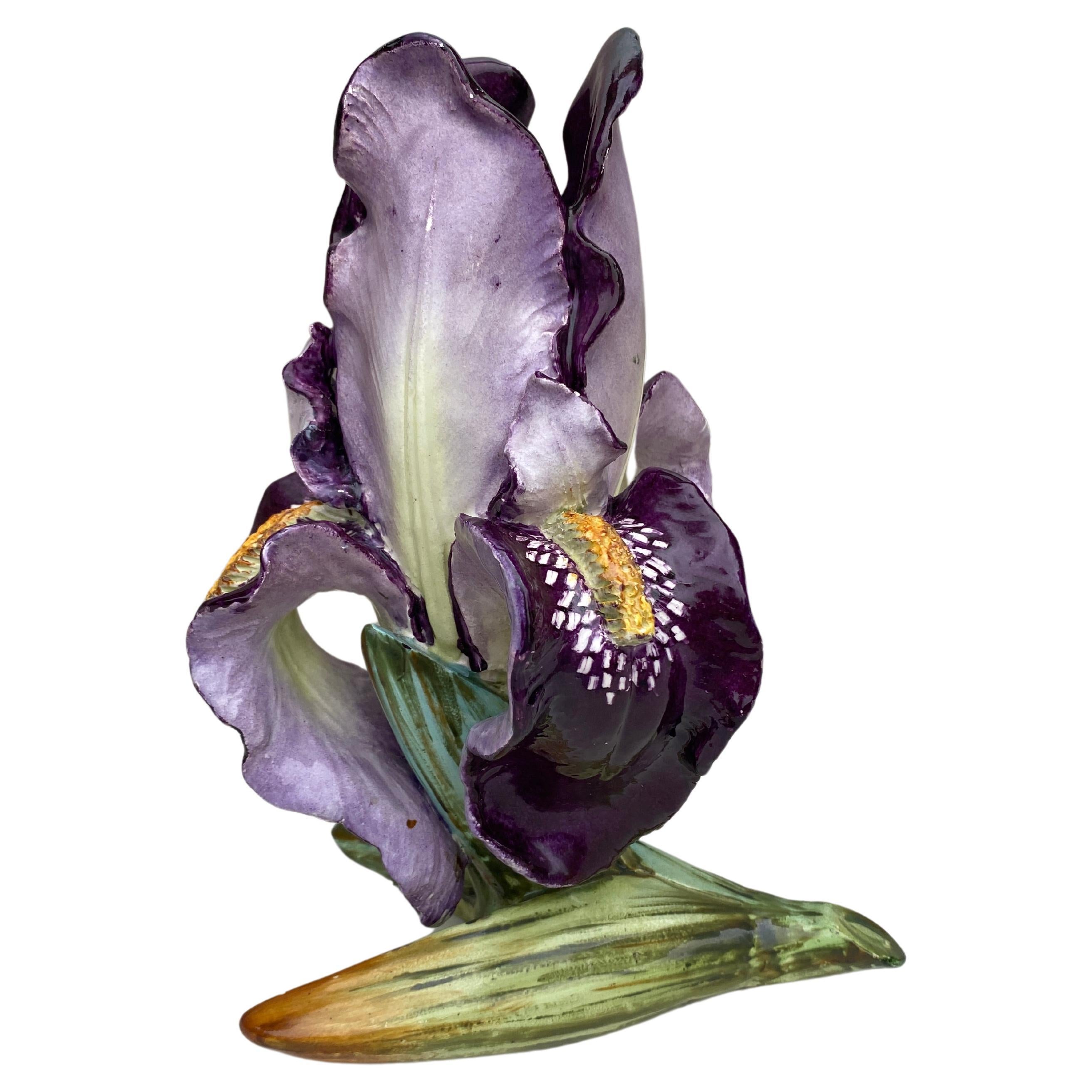Grande vaso francese in maiolica a forma di Iris Massier, circa 1880.