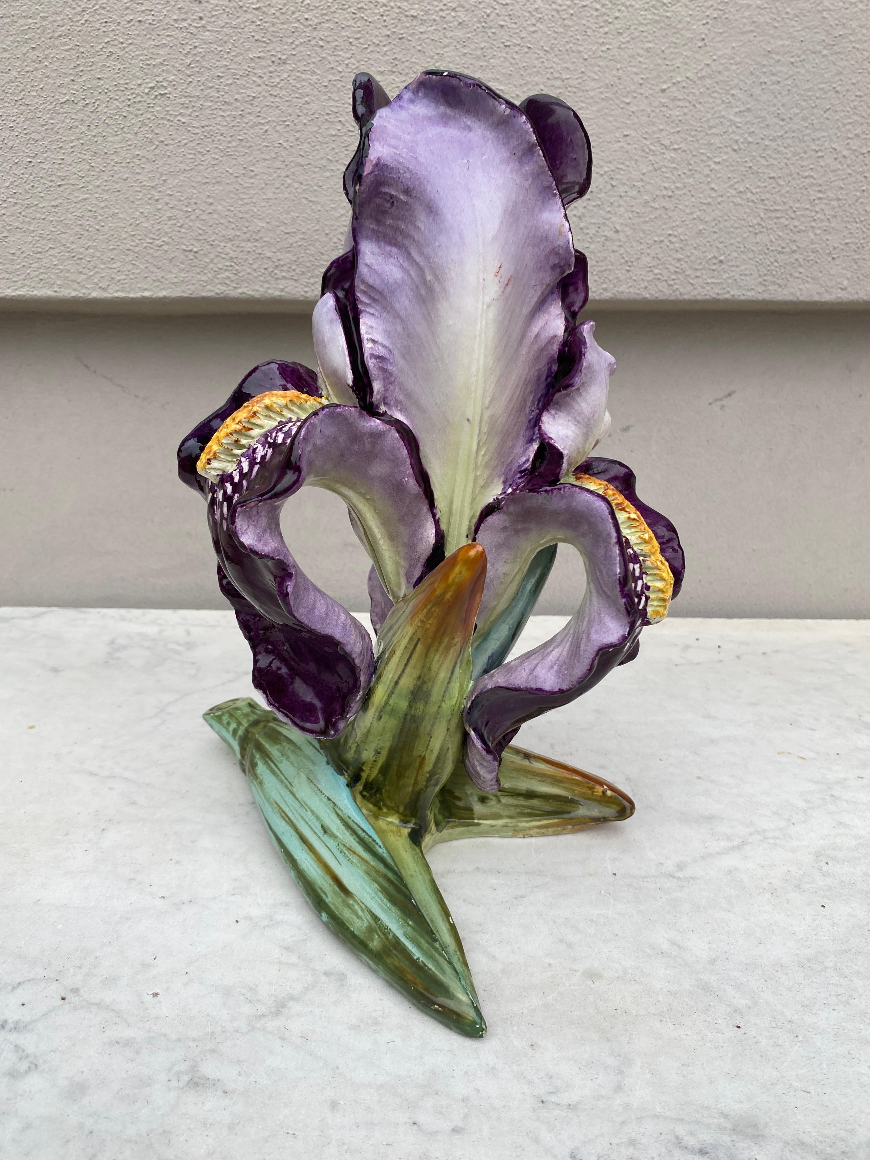 Grande vaso francese in maiolica a forma di Iris Massier, 1880 circa In condizioni buone in vendita a Austin, TX